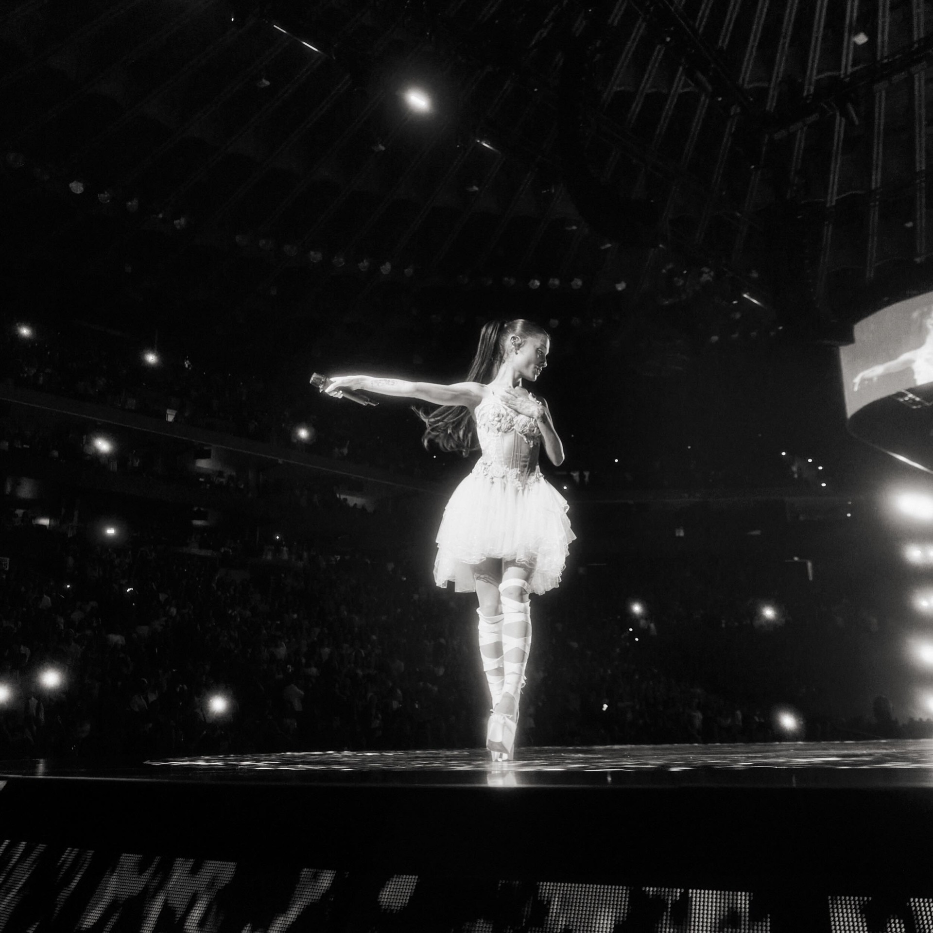 Hinh anh Ariana Grande và sức nặng của ánh nhìn 8
