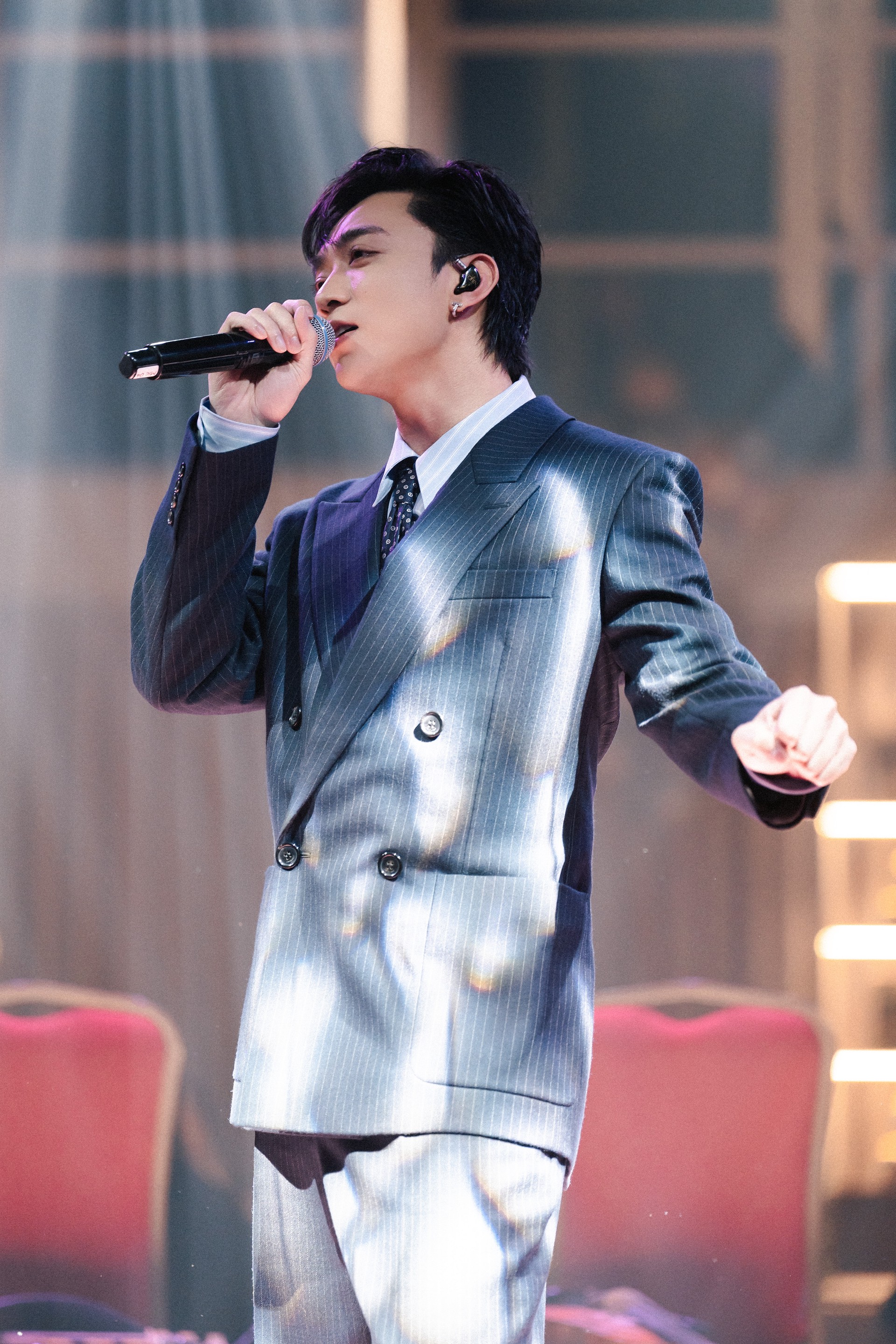 Hinh anh SOOBIN bắt tay cùng nhà sản xuất DannyBoyStyles tại Hà Nội 3