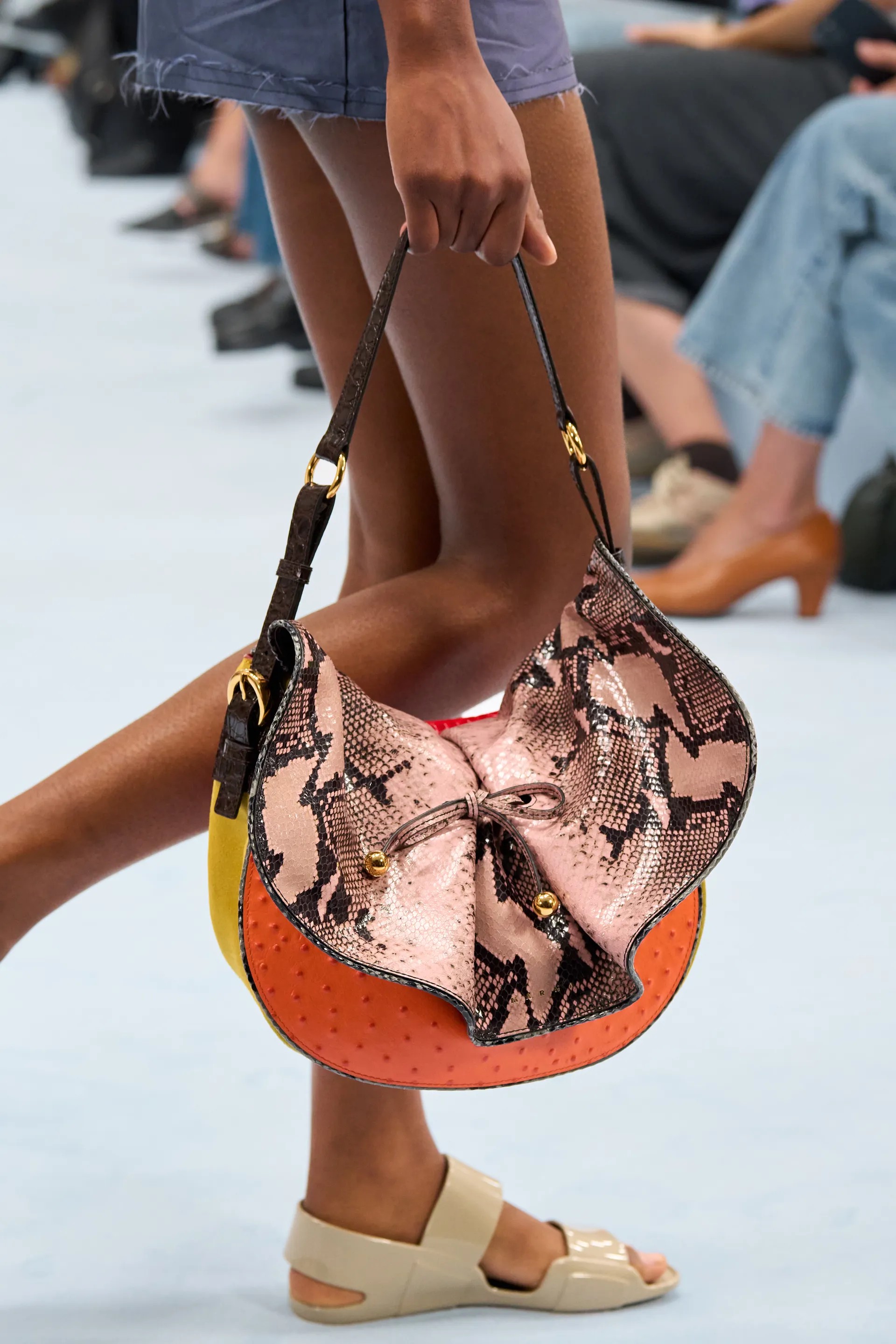 Hinh anh Bức tranh phụ Kiện Milan Fashion Week SS27: Đại tiệc của màu sắc, hào nhoáng và sự bất tuân 7