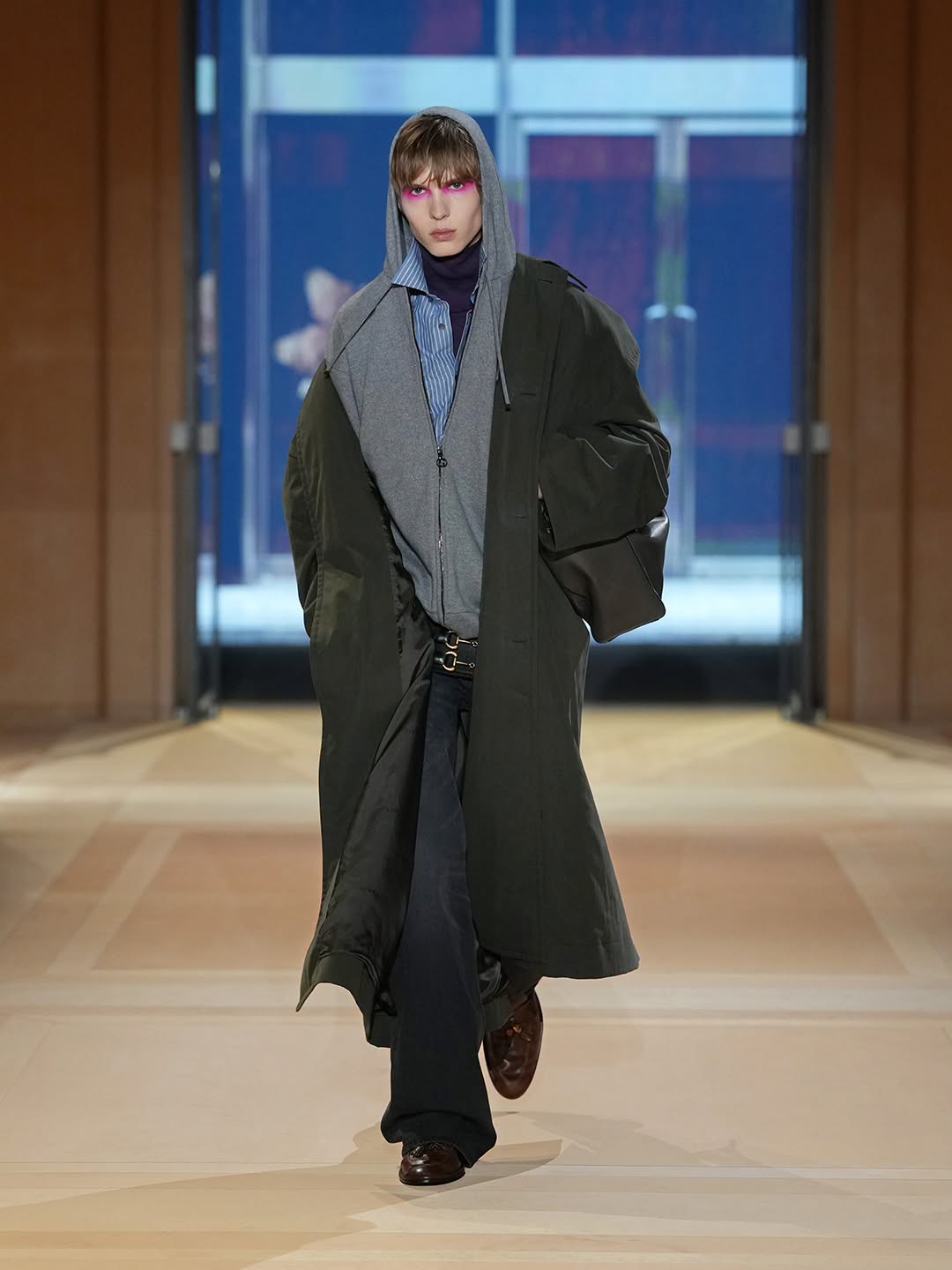 Hinh anh Gucci Xuân Hè 2027: Một thực tại trần trụi nhưng đầy mê hoặc của chủ nghĩa tiêu dùng 12