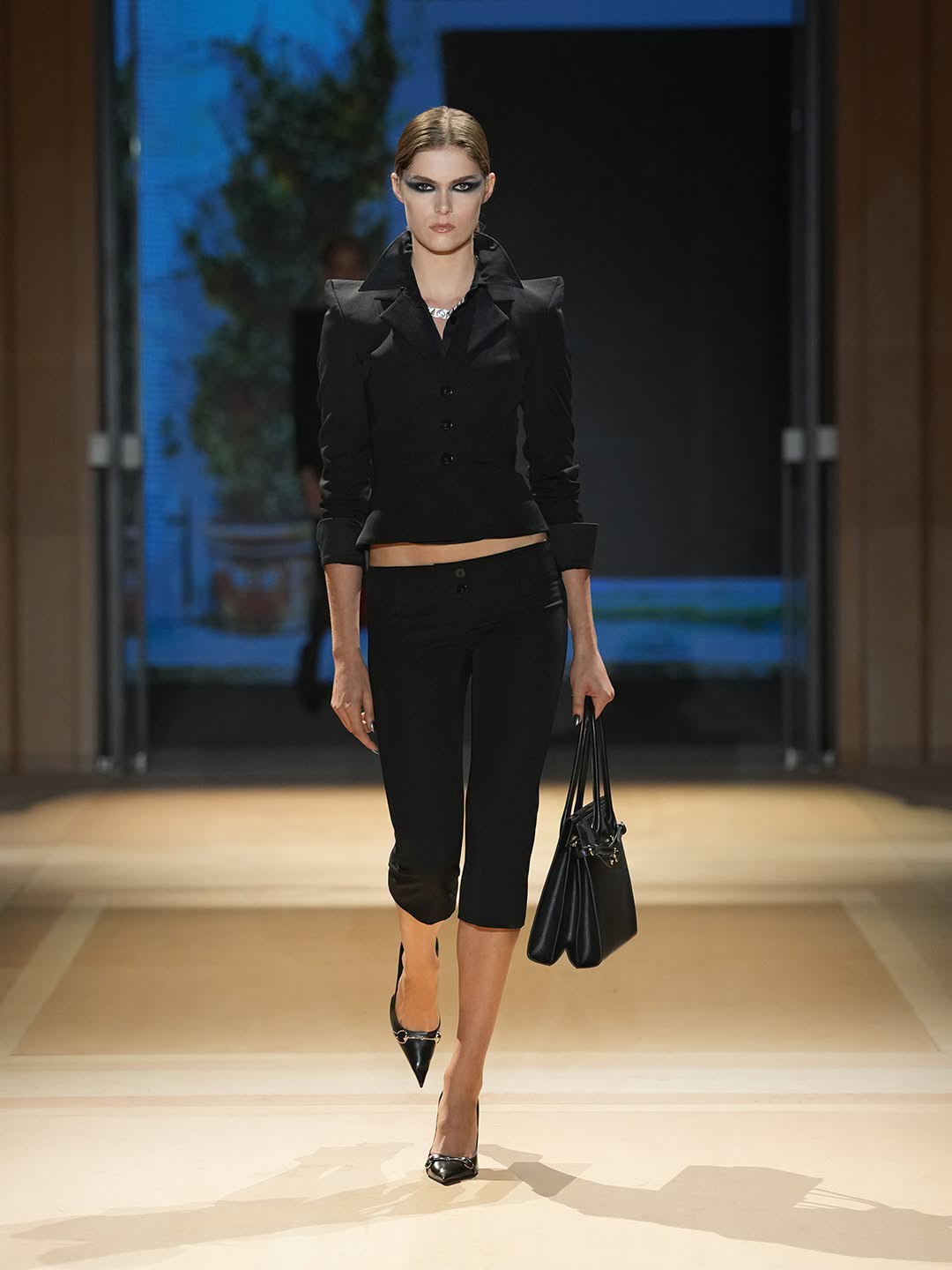 Hinh anh Gucci Xuân Hè 2027: Một thực tại trần trụi nhưng đầy mê hoặc của chủ nghĩa tiêu dùng 41
