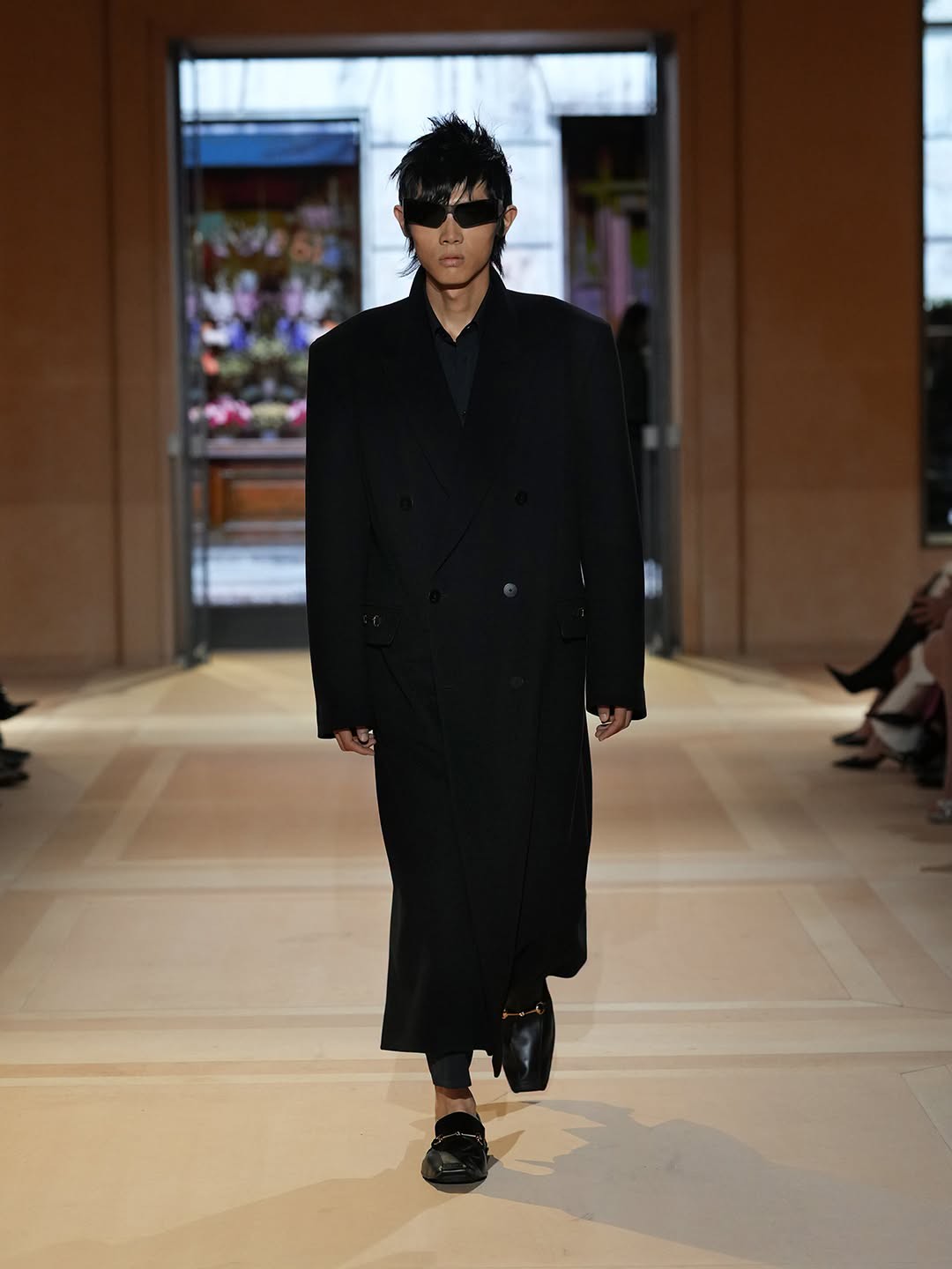 Hinh anh Gucci Xuân Hè 2027: Một thực tại trần trụi nhưng đầy mê hoặc của chủ nghĩa tiêu dùng 35