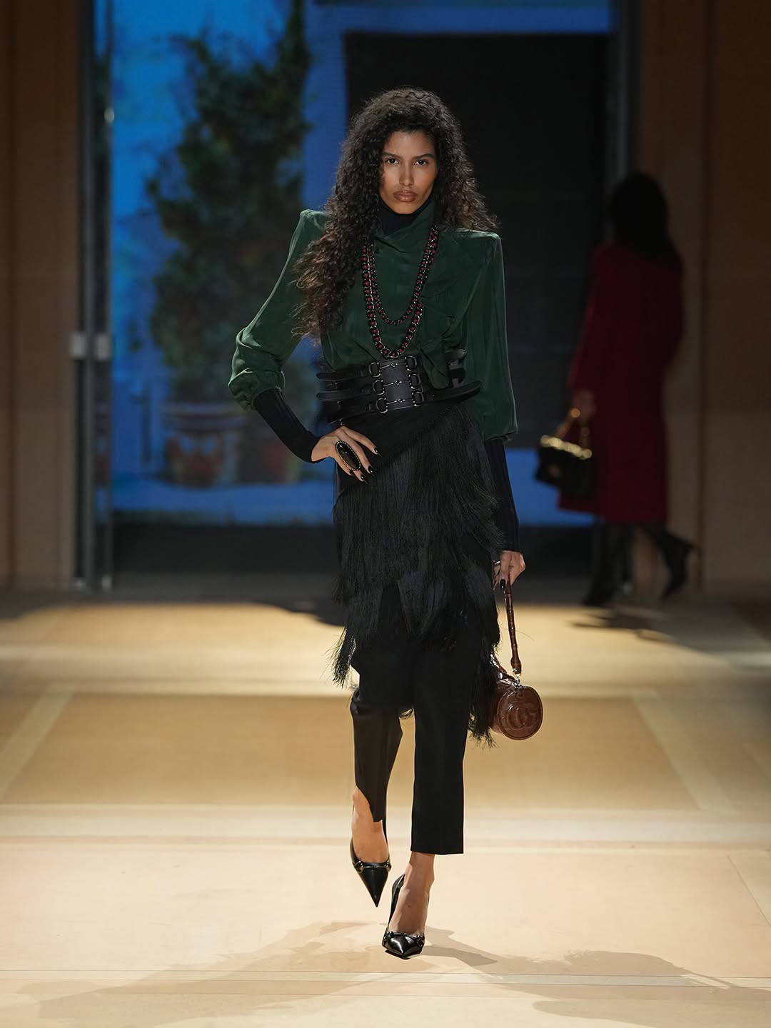 Hinh anh Gucci Xuân Hè 2027: Một thực tại trần trụi nhưng đầy mê hoặc của chủ nghĩa tiêu dùng 24