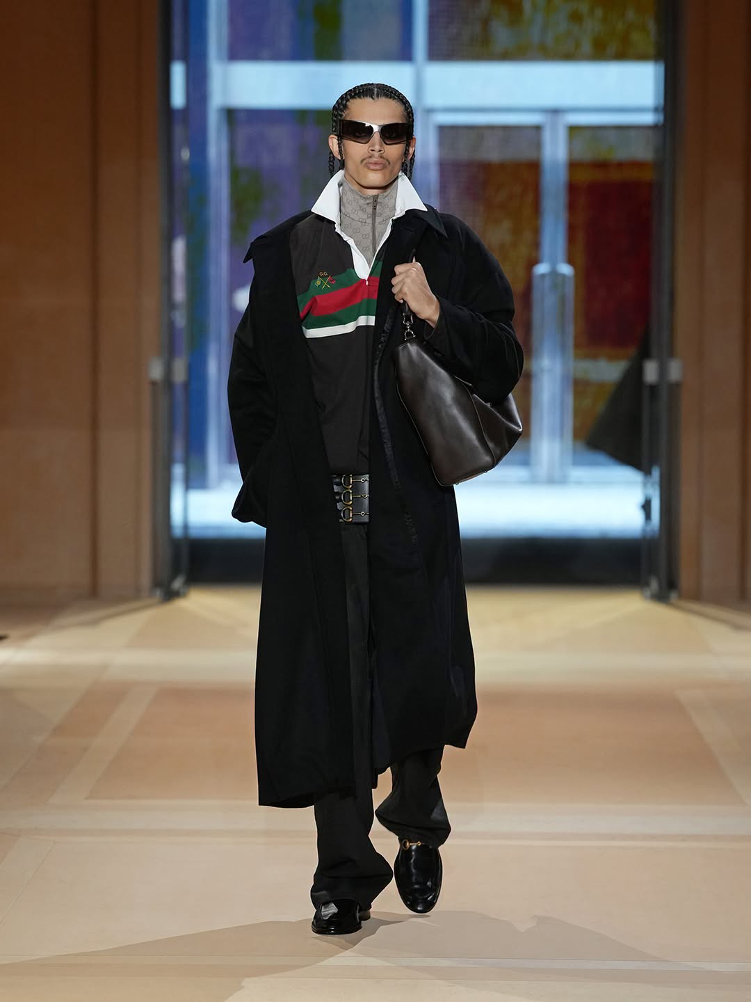 Hinh anh Gucci Xuân Hè 2027: Một thực tại trần trụi nhưng đầy mê hoặc của chủ nghĩa tiêu dùng 13