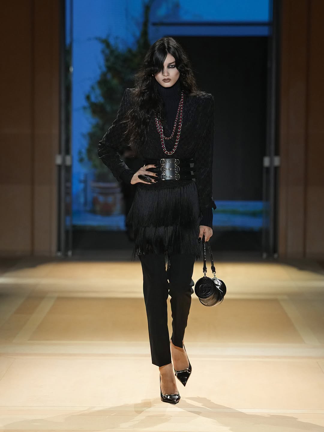 Hinh anh Gucci Xuân Hè 2027: Một thực tại trần trụi nhưng đầy mê hoặc của chủ nghĩa tiêu dùng 25