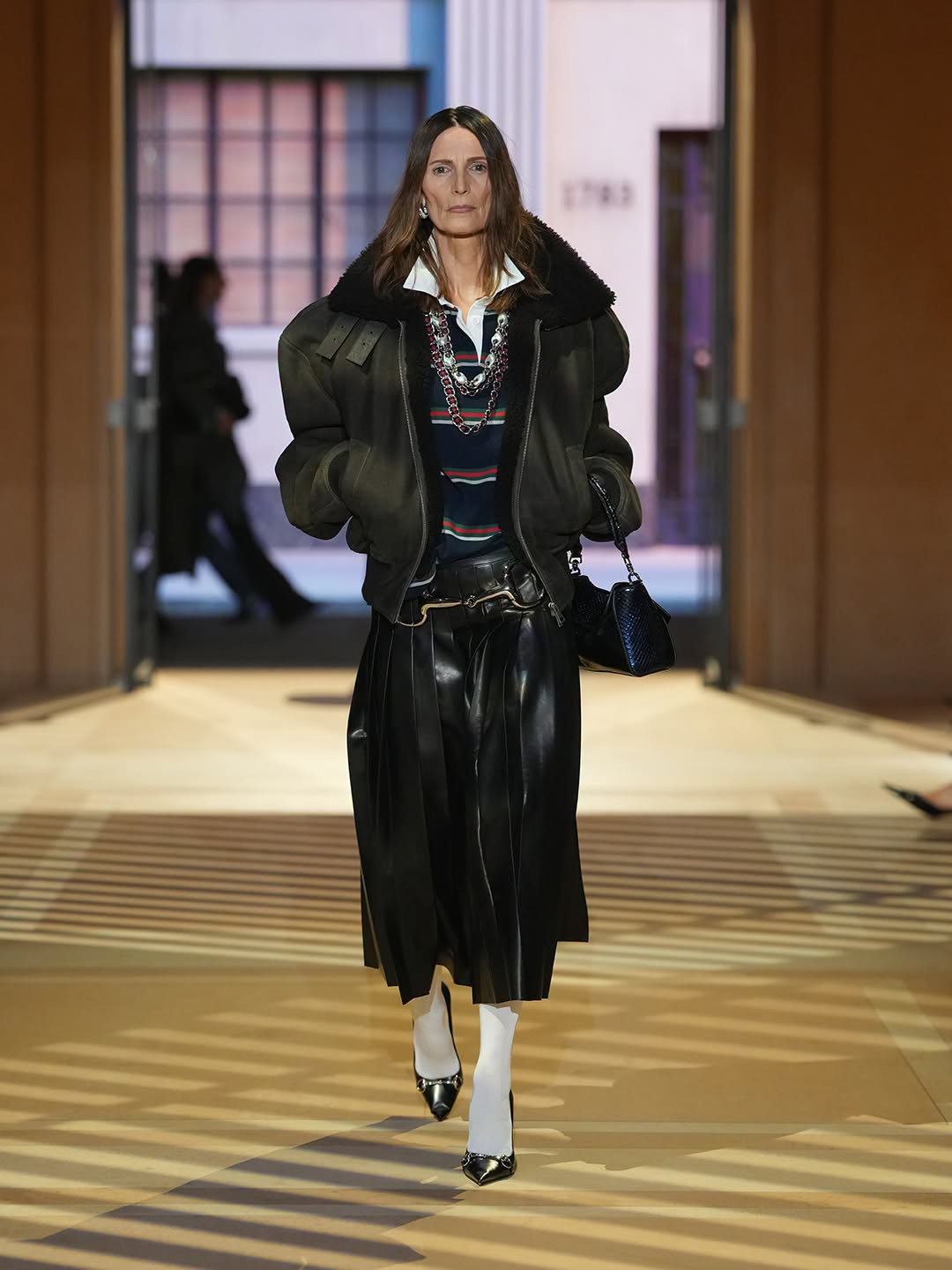 Hinh anh Gucci Xuân Hè 2027: Một thực tại trần trụi nhưng đầy mê hoặc của chủ nghĩa tiêu dùng 34