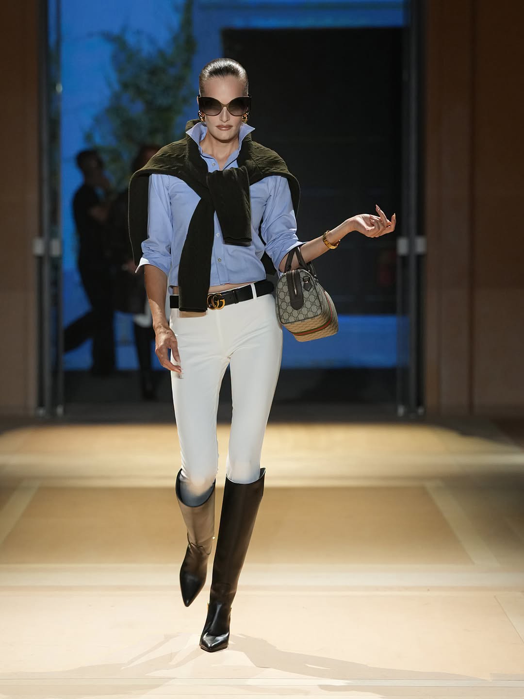 Hinh anh Gucci Xuân Hè 2027: Một thực tại trần trụi nhưng đầy mê hoặc của chủ nghĩa tiêu dùng 20