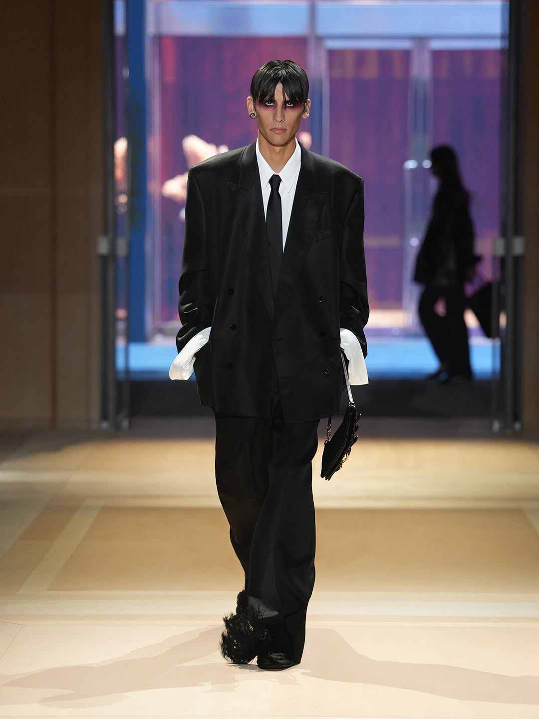 Hinh anh Gucci Xuân Hè 2027: Một thực tại trần trụi nhưng đầy mê hoặc của chủ nghĩa tiêu dùng 45