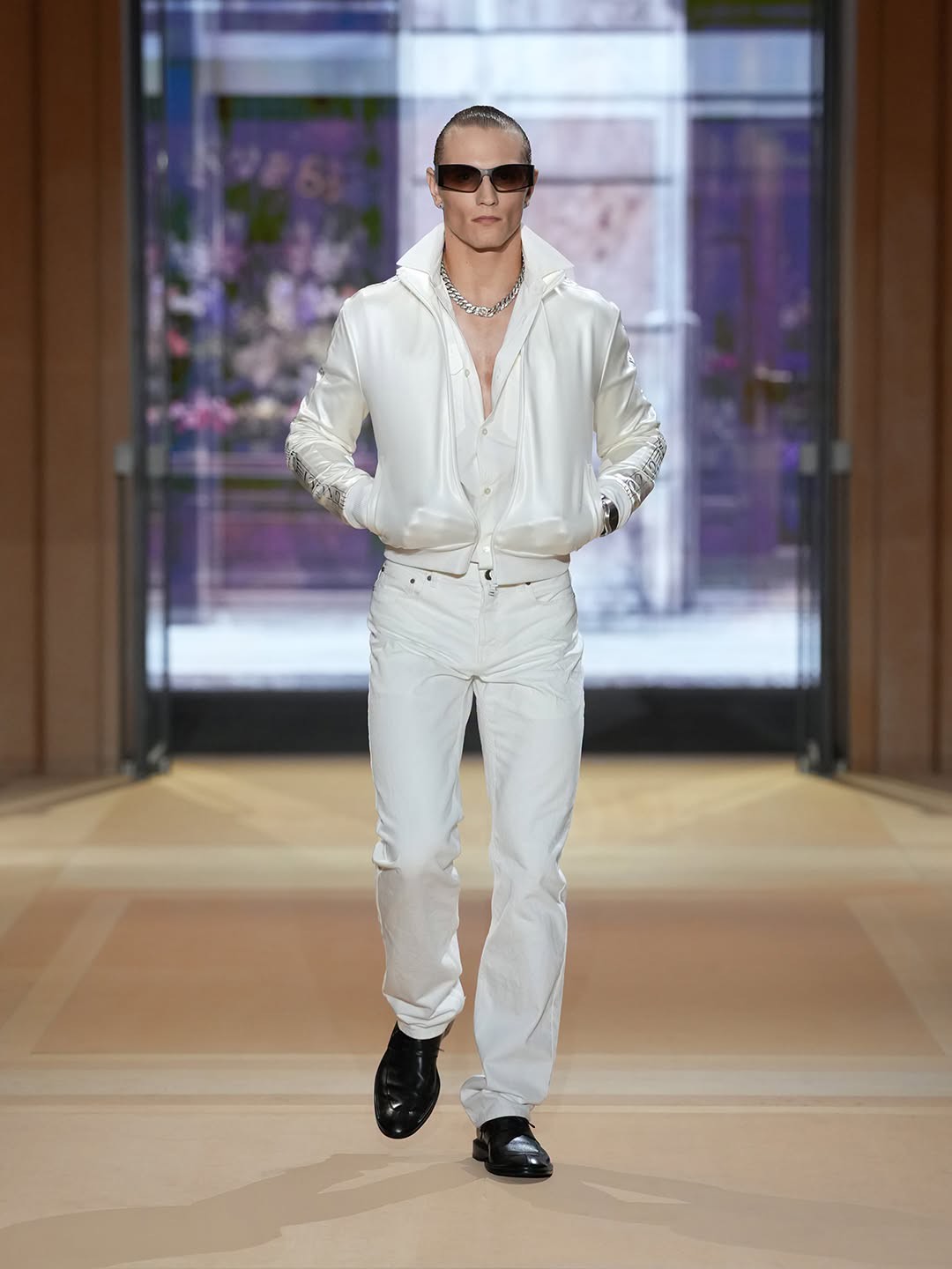 Hinh anh Gucci Xuân Hè 2027: Một thực tại trần trụi nhưng đầy mê hoặc của chủ nghĩa tiêu dùng 9
