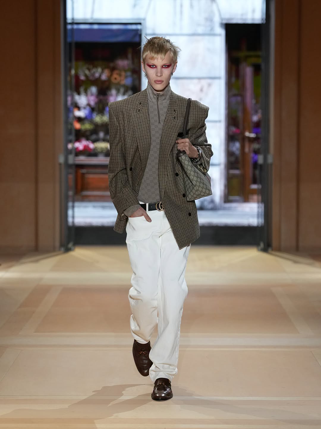 Hinh anh Gucci Xuân Hè 2027: Một thực tại trần trụi nhưng đầy mê hoặc của chủ nghĩa tiêu dùng 36