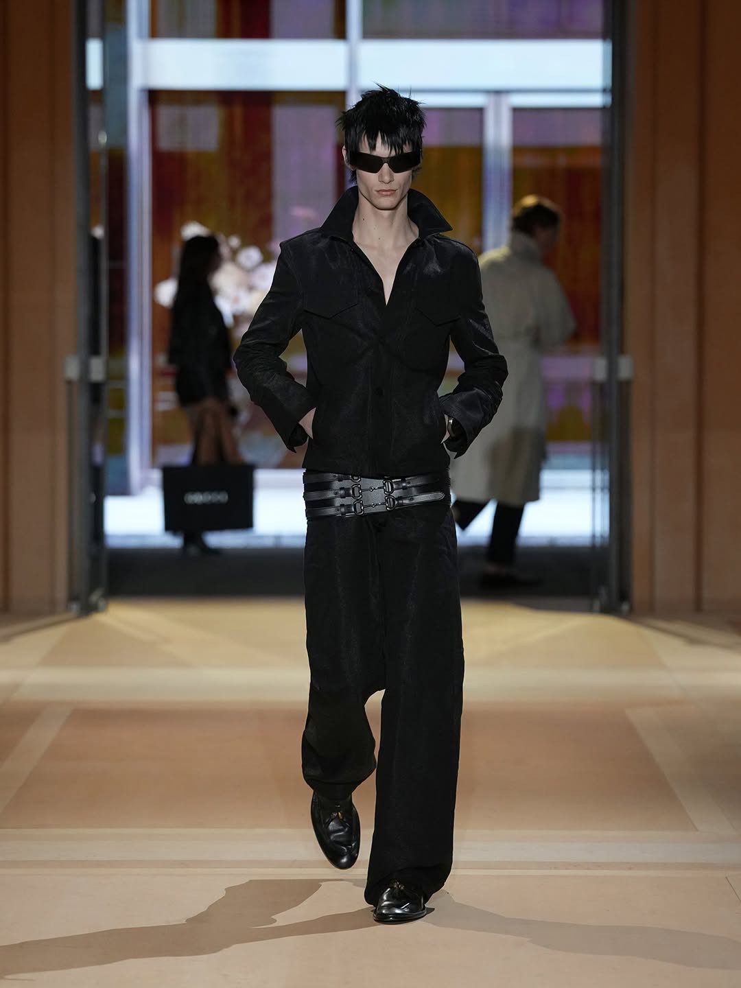 Hinh anh Gucci Xuân Hè 2027: Một thực tại trần trụi nhưng đầy mê hoặc của chủ nghĩa tiêu dùng 10