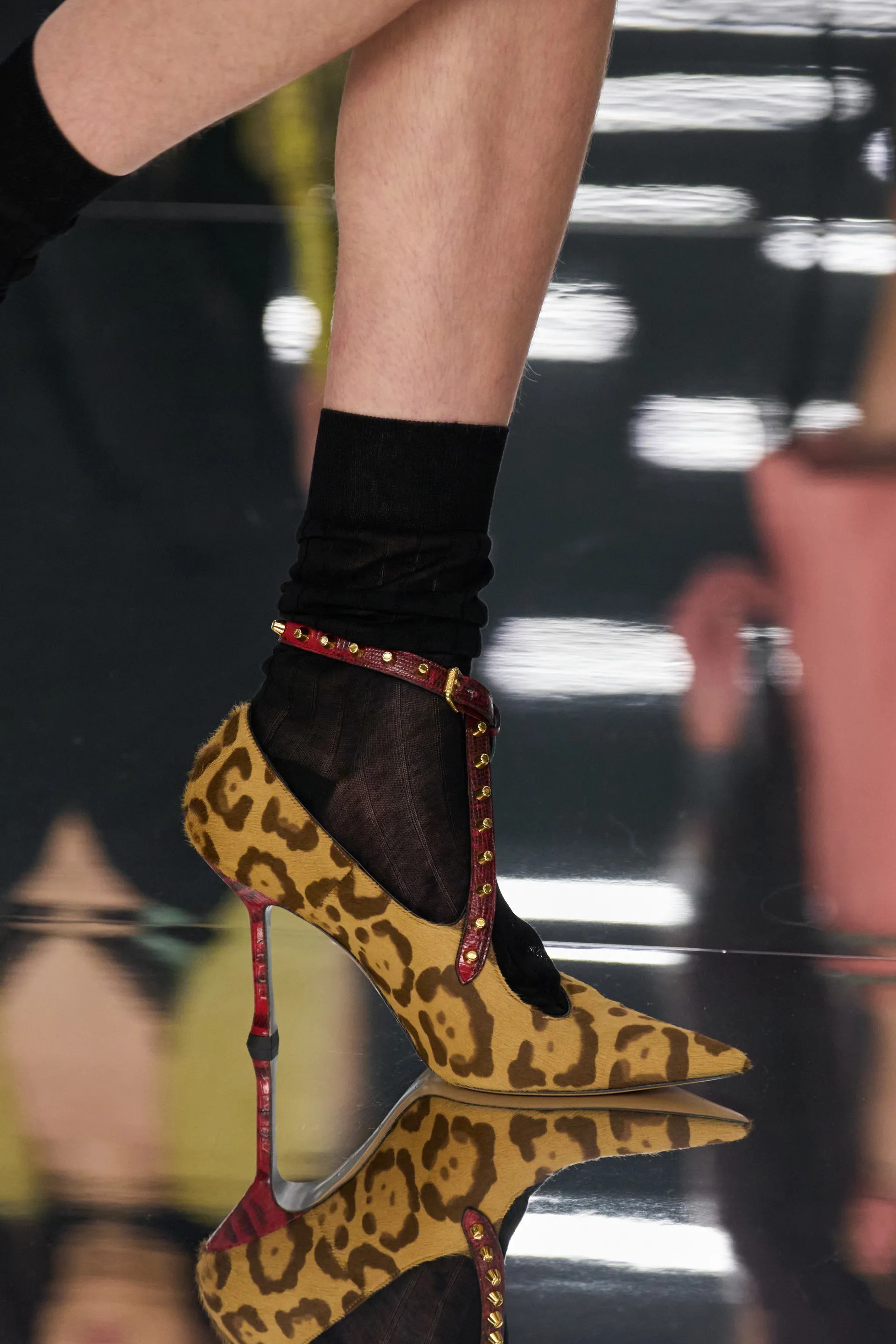 Hinh anh Bức tranh phụ Kiện Milan Fashion Week SS27: Đại tiệc của màu sắc, hào nhoáng và sự bất tuân 2