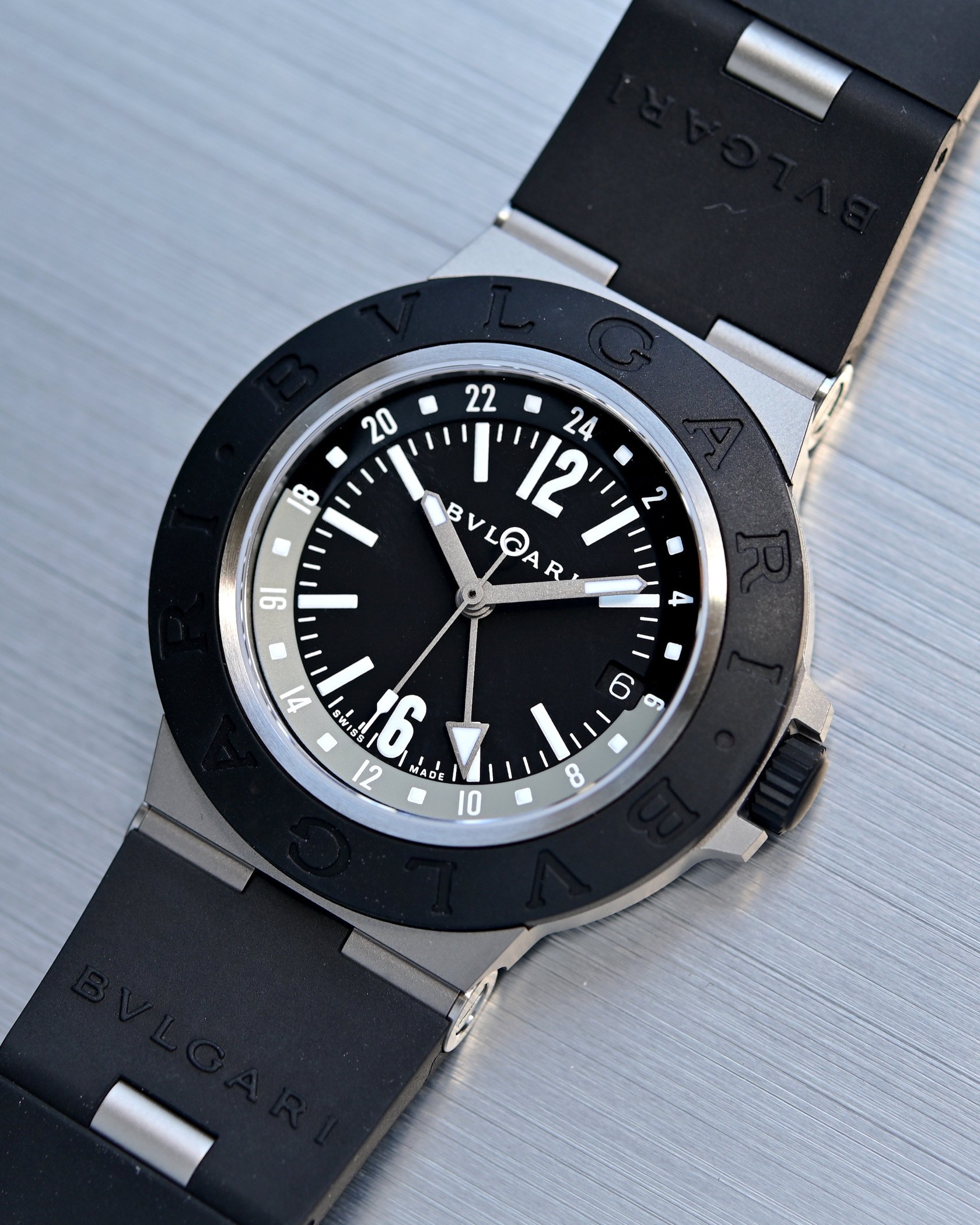 Hinh anh  Dáng hình titanium trong vũ trụ thời gian Bvlgari 8
