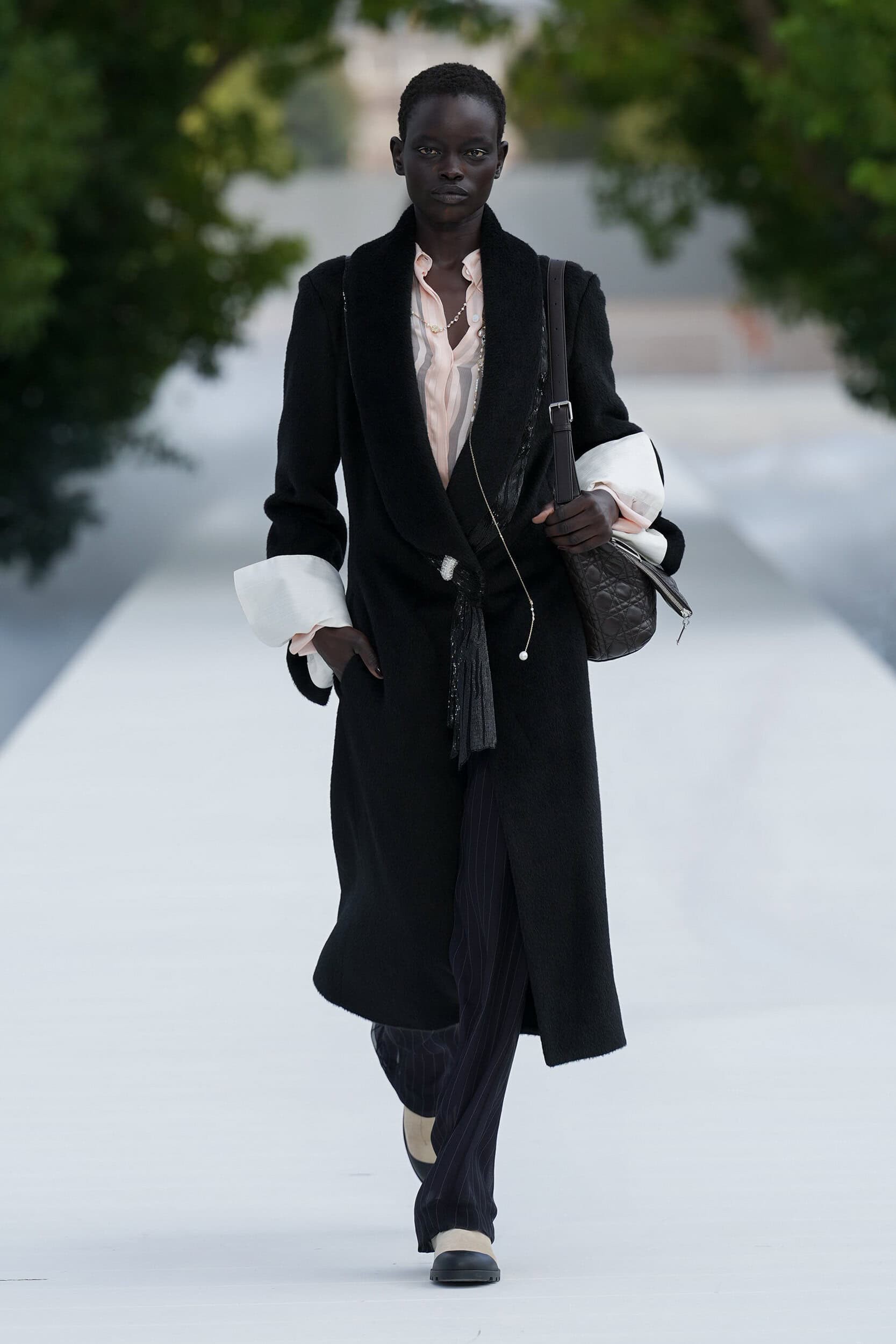 Hinh anh Jonathan Anderson ươm vườn hoa xuân cho Dior Xuân Hè 2027  15