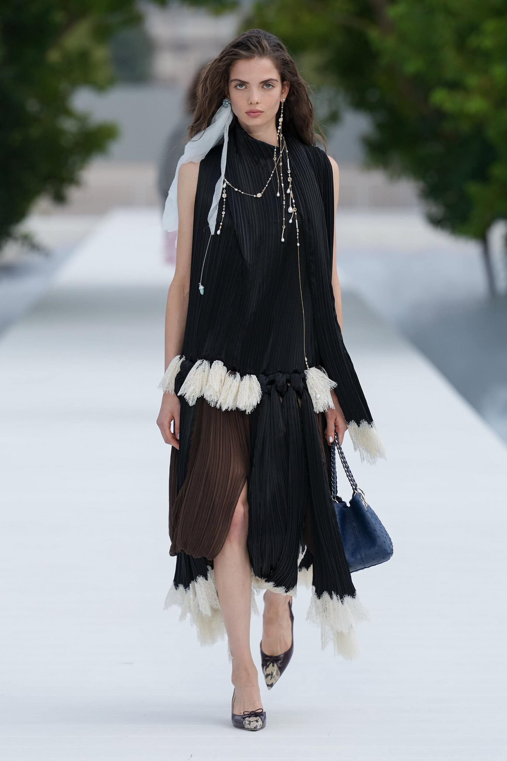 Hinh anh Jonathan Anderson ươm vườn hoa xuân cho Dior Xuân Hè 2027  33