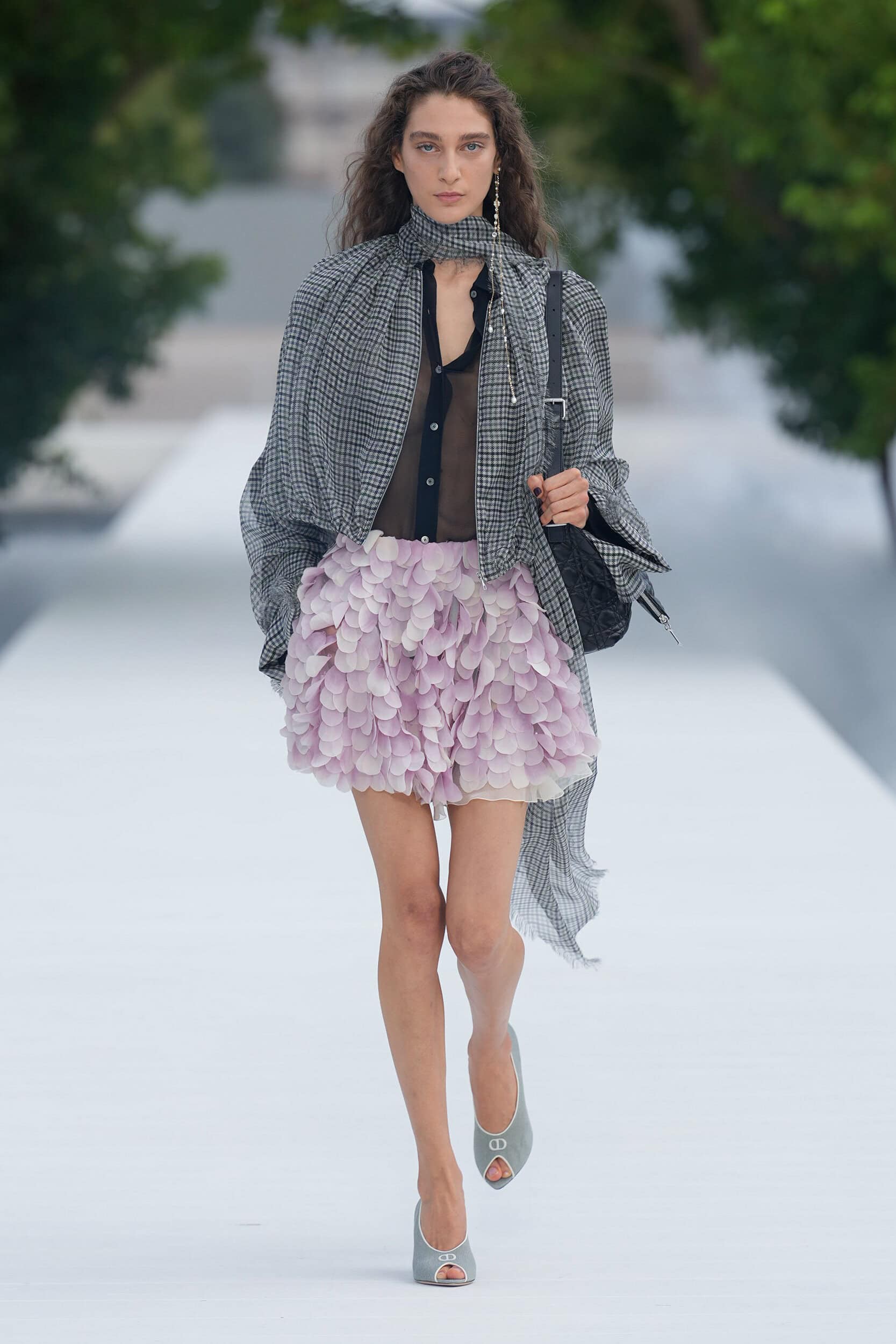 Hinh anh Jonathan Anderson ươm vườn hoa xuân cho Dior Xuân Hè 2027  20