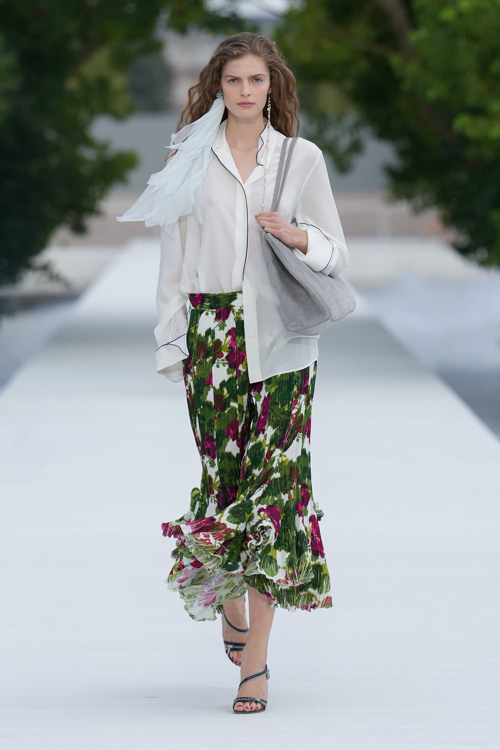 Hinh anh Jonathan Anderson ươm vườn hoa xuân cho Dior Xuân Hè 2027  27