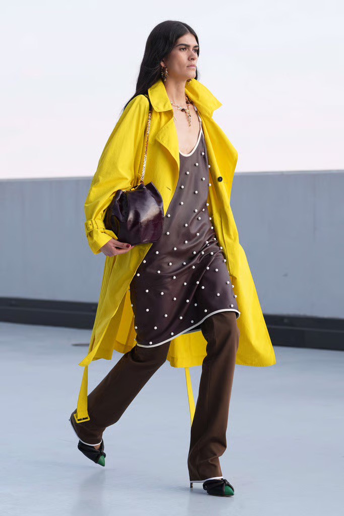 Hinh anh Moschino Spring/Summer 2027: Vẫn hài hước, nhưng cần thực tế hơn 20