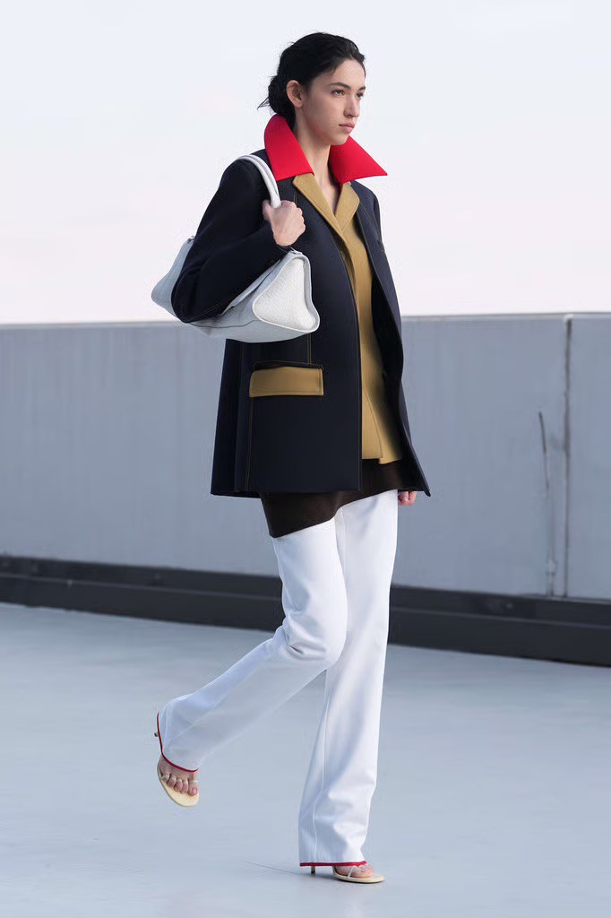 Hinh anh Moschino Spring/Summer 2027: Vẫn hài hước, nhưng cần thực tế hơn 21