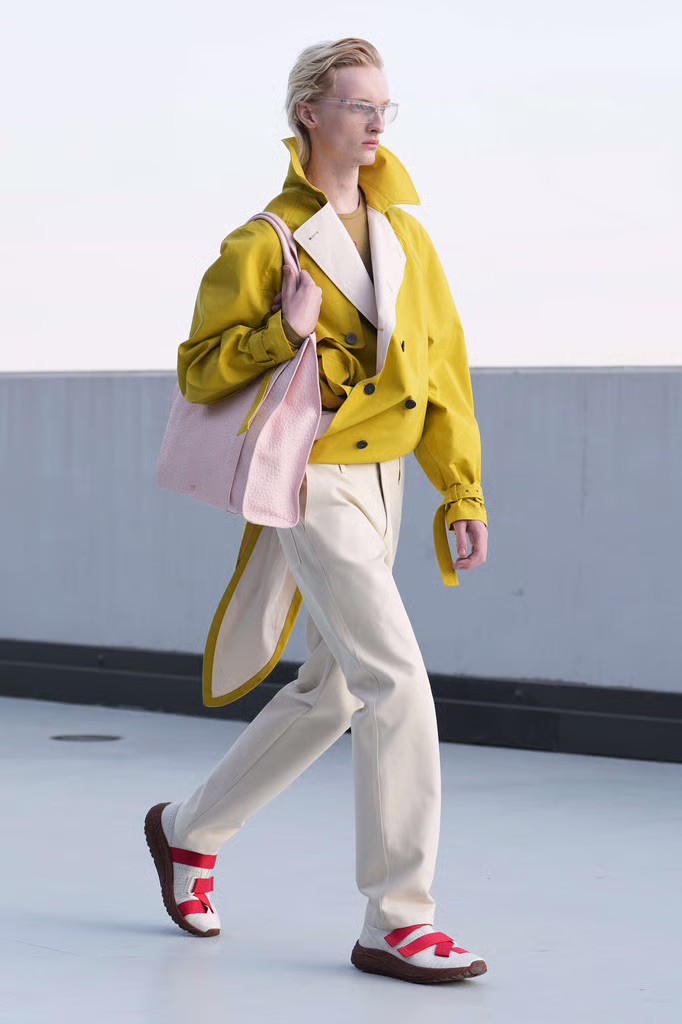 Hinh anh Moschino Spring/Summer 2027: Vẫn hài hước, nhưng cần thực tế hơn 19