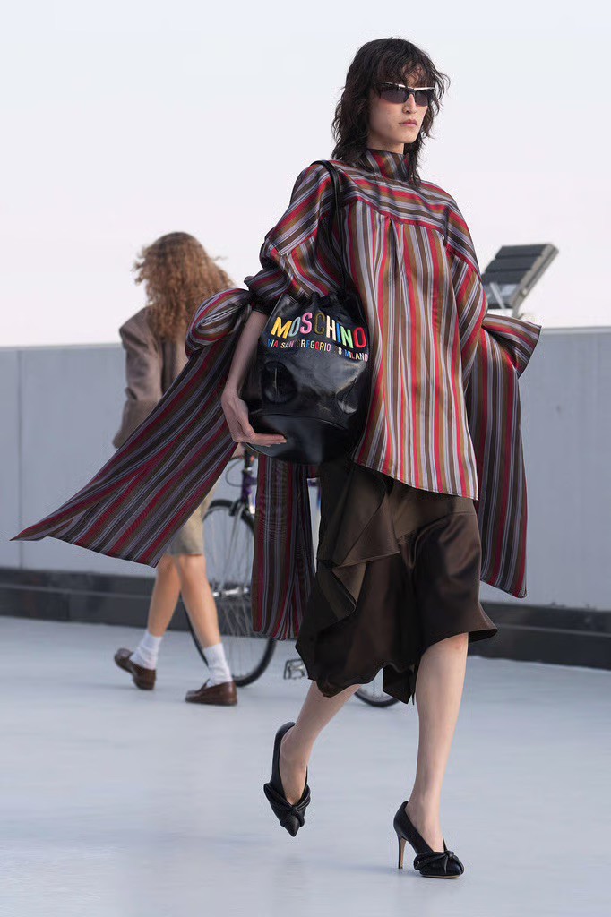 Hinh anh Moschino Spring/Summer 2027: Vẫn hài hước, nhưng cần thực tế hơn 14