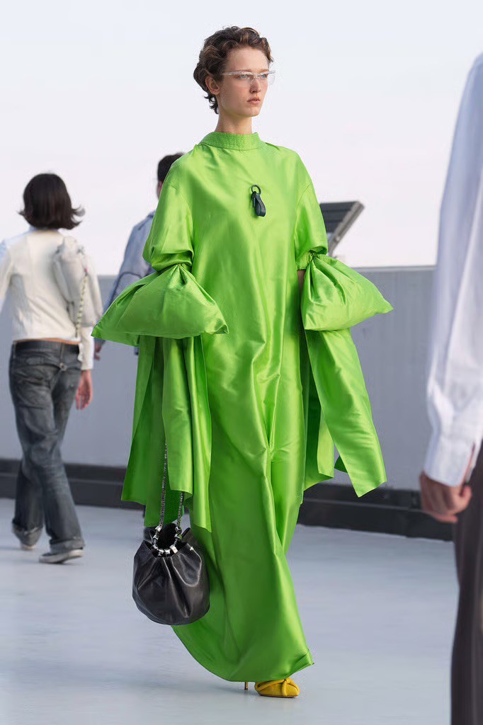 Hinh anh Moschino Spring/Summer 2027: Vẫn hài hước, nhưng cần thực tế hơn 12
