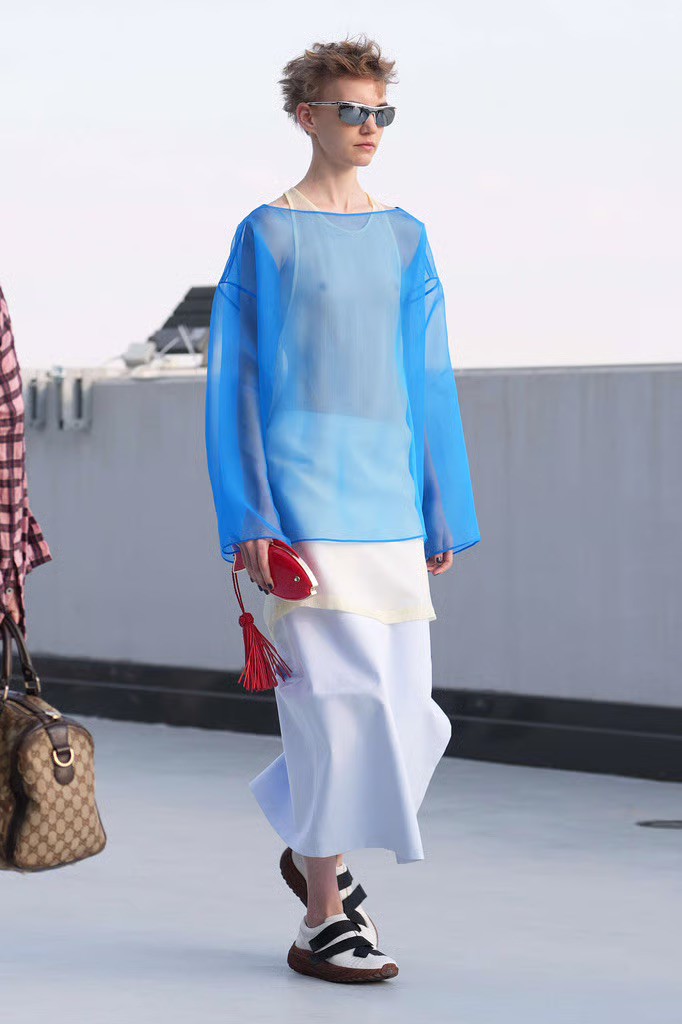 Hinh anh Moschino Spring/Summer 2027: Vẫn hài hước, nhưng cần thực tế hơn 3