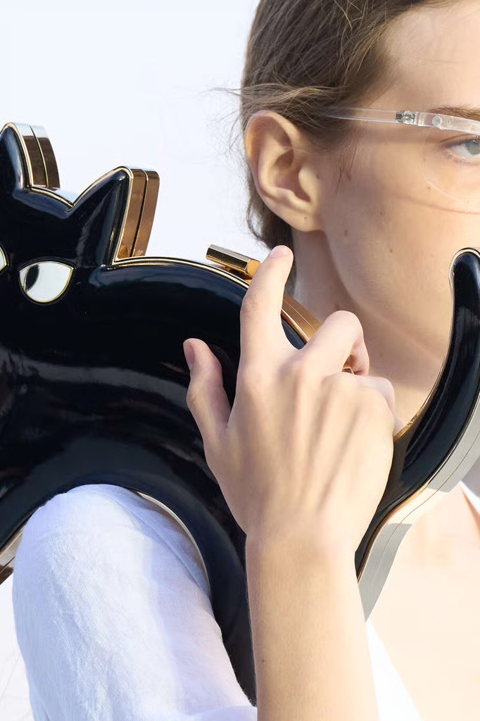 Hinh anh Moschino Spring/Summer 2027: Vẫn hài hước, nhưng cần thực tế hơn 11