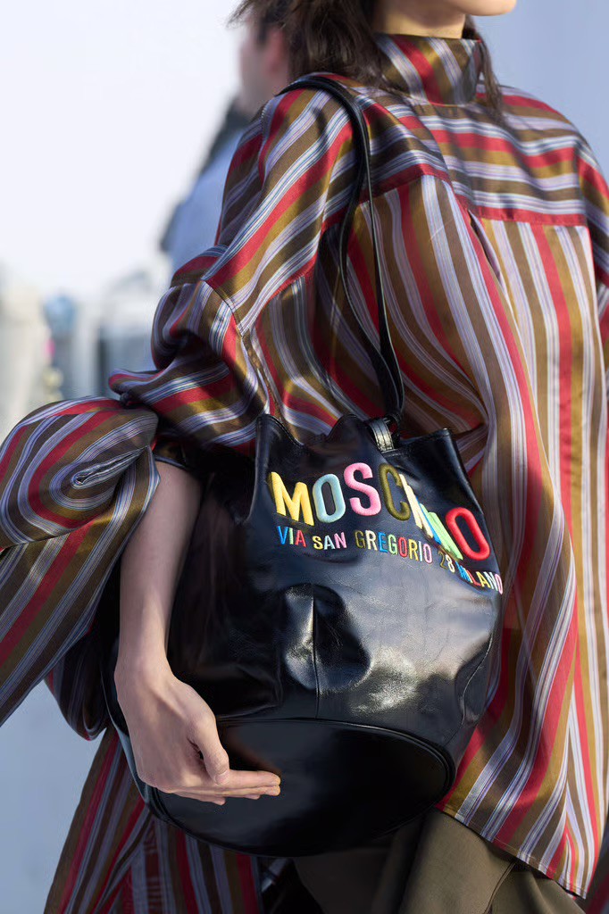 Hinh anh Moschino Spring/Summer 2027: Vẫn hài hước, nhưng cần thực tế hơn 24