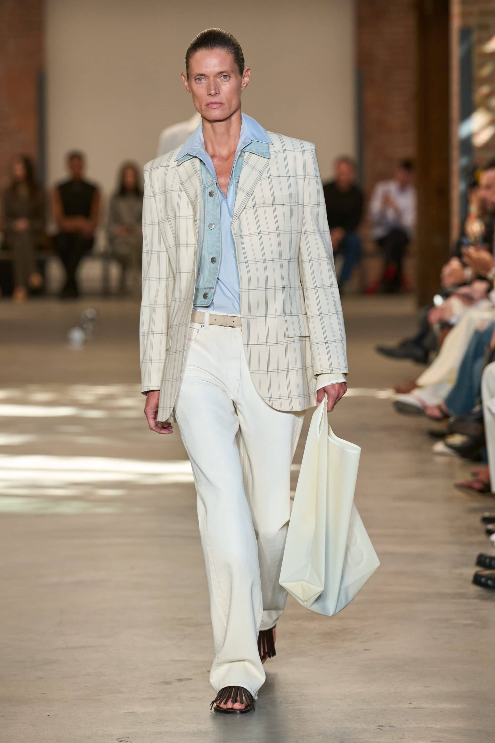 Hinh anh New York Fashion Week SS 2027: Khi xa xỉ hạ mình trước cơn bão lạm phát 23