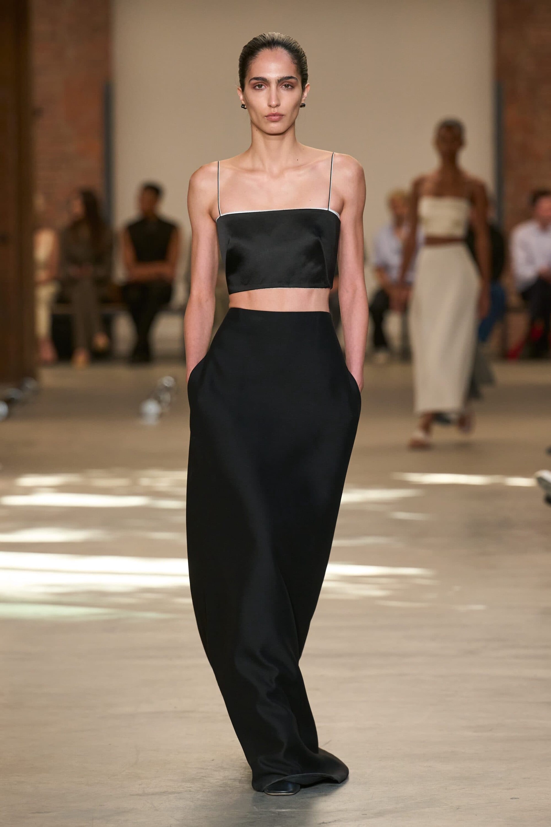 Hinh anh New York Fashion Week SS 2027: Khi xa xỉ hạ mình trước cơn bão lạm phát 25