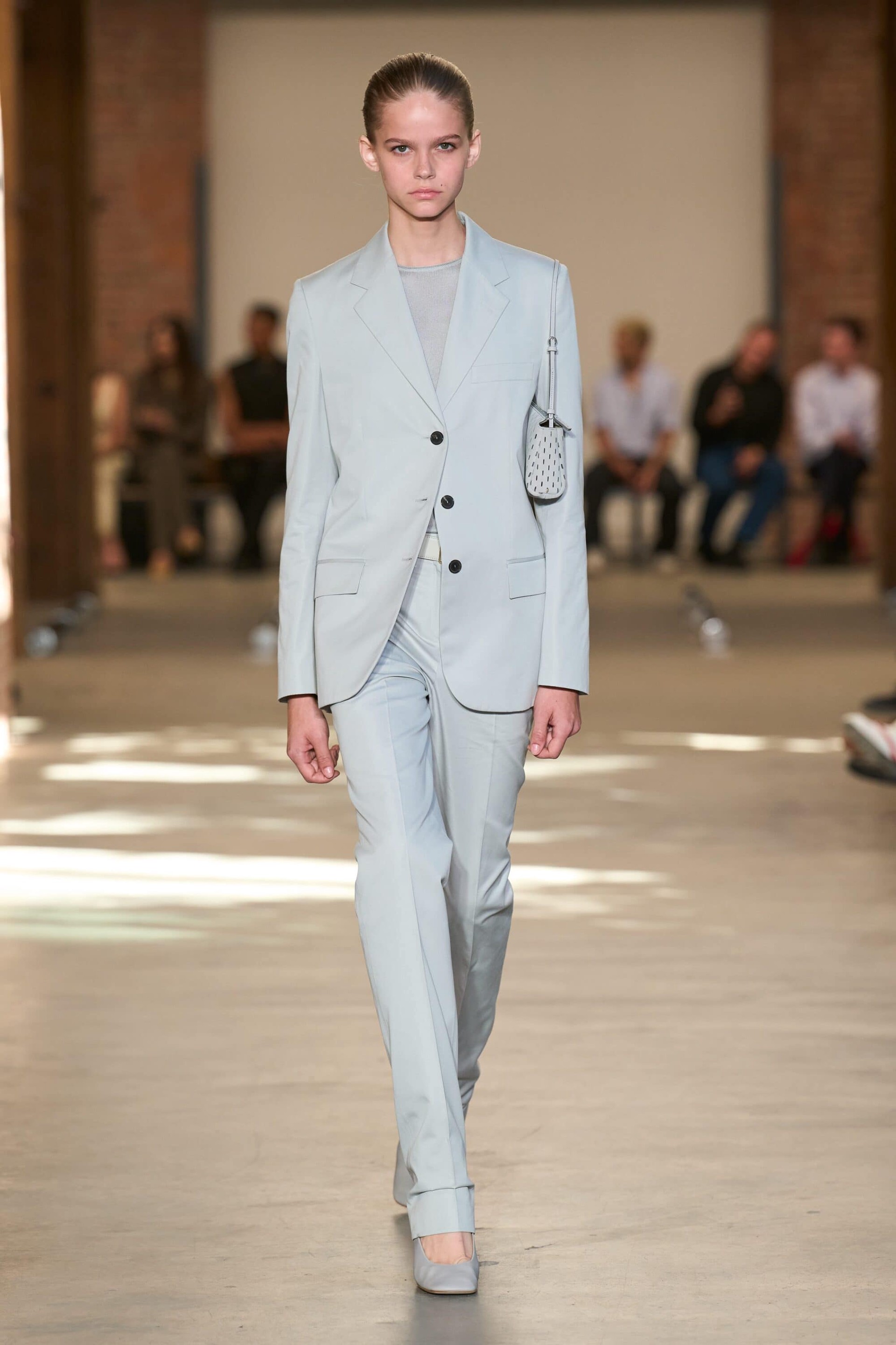 Hinh anh New York Fashion Week SS 2027: Khi xa xỉ hạ mình trước cơn bão lạm phát 24