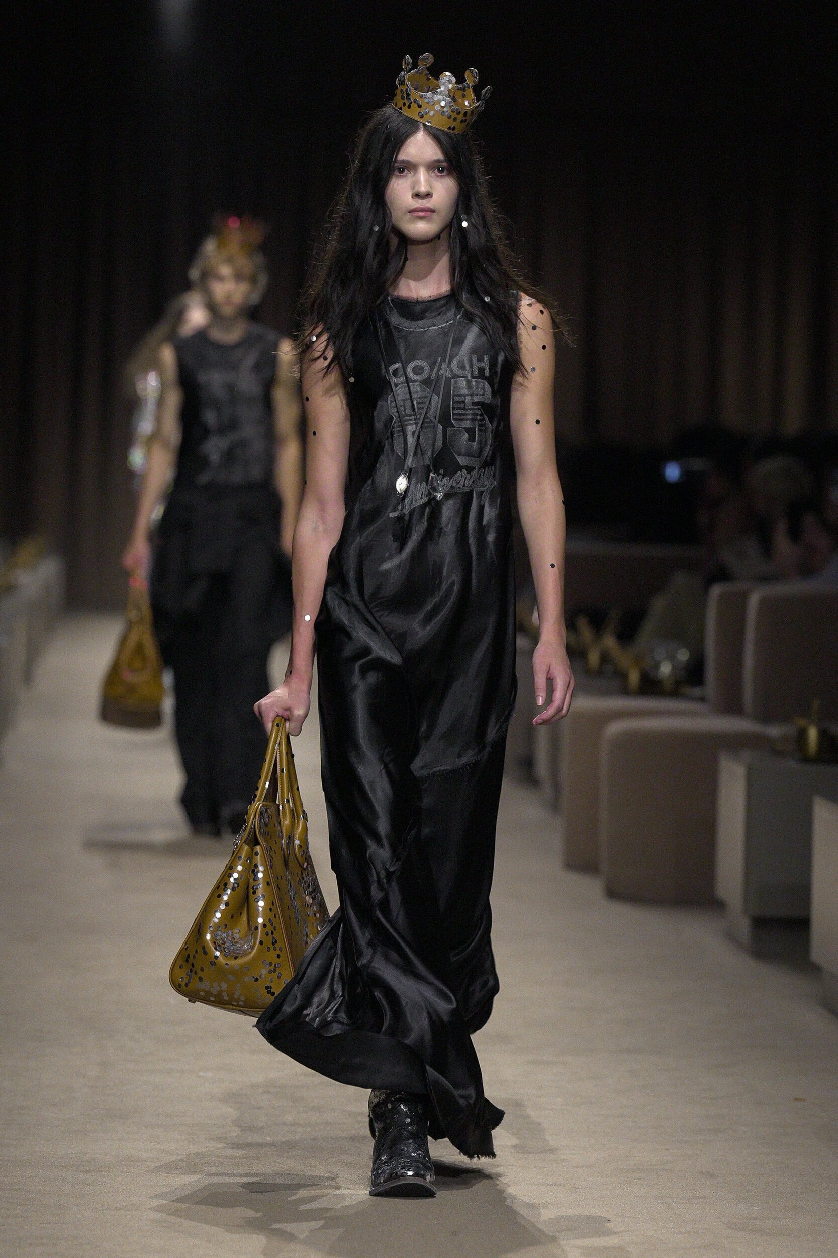 Hinh anh New York Fashion Week SS 2027: Khi xa xỉ hạ mình trước cơn bão lạm phát 17