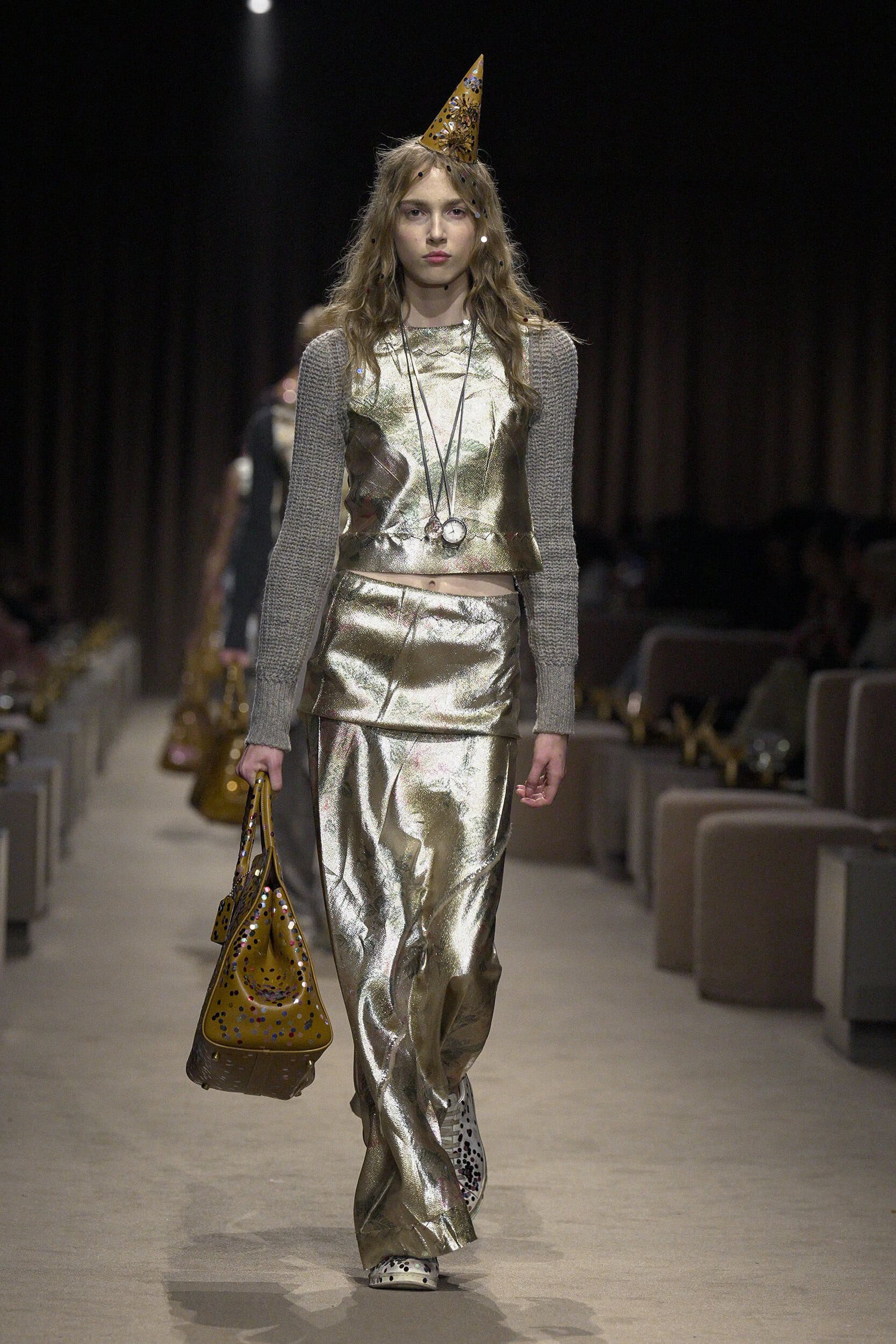 Hinh anh New York Fashion Week SS 2027: Khi xa xỉ hạ mình trước cơn bão lạm phát 20