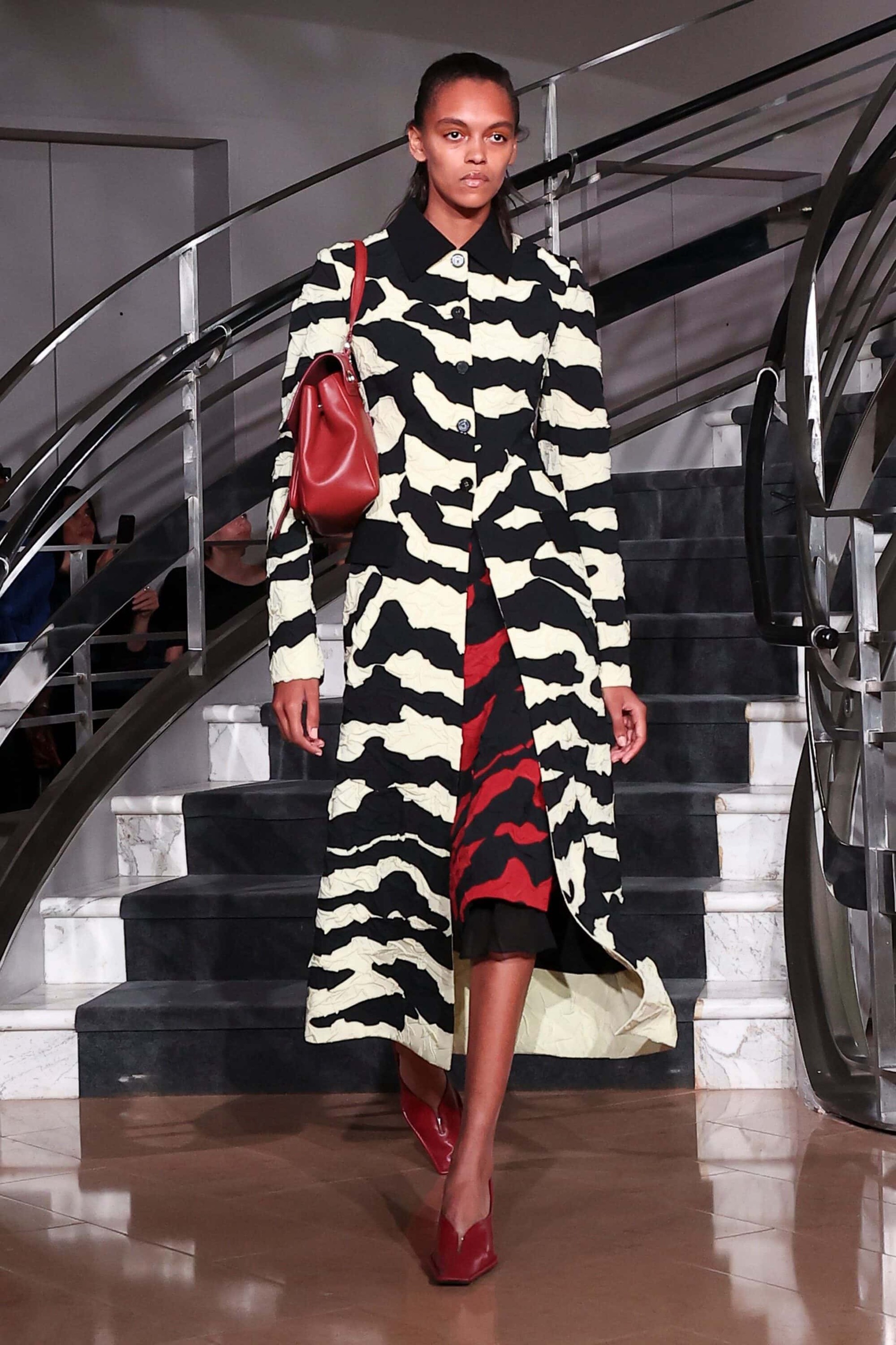Hinh anh New York Fashion Week SS 2027: Khi xa xỉ hạ mình trước cơn bão lạm phát 43