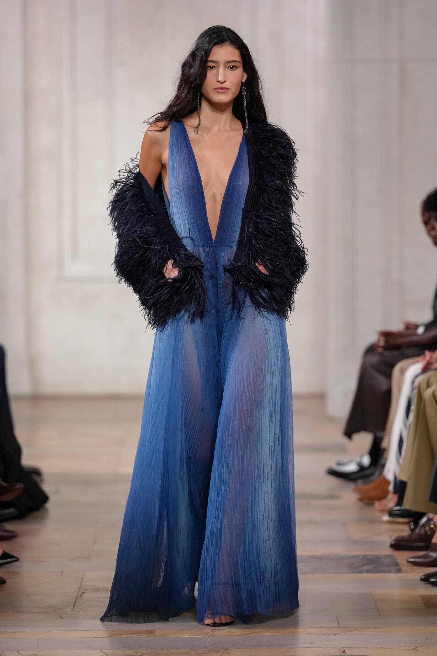 Hinh anh New York Fashion Week SS 2027: Khi xa xỉ hạ mình trước cơn bão lạm phát 5