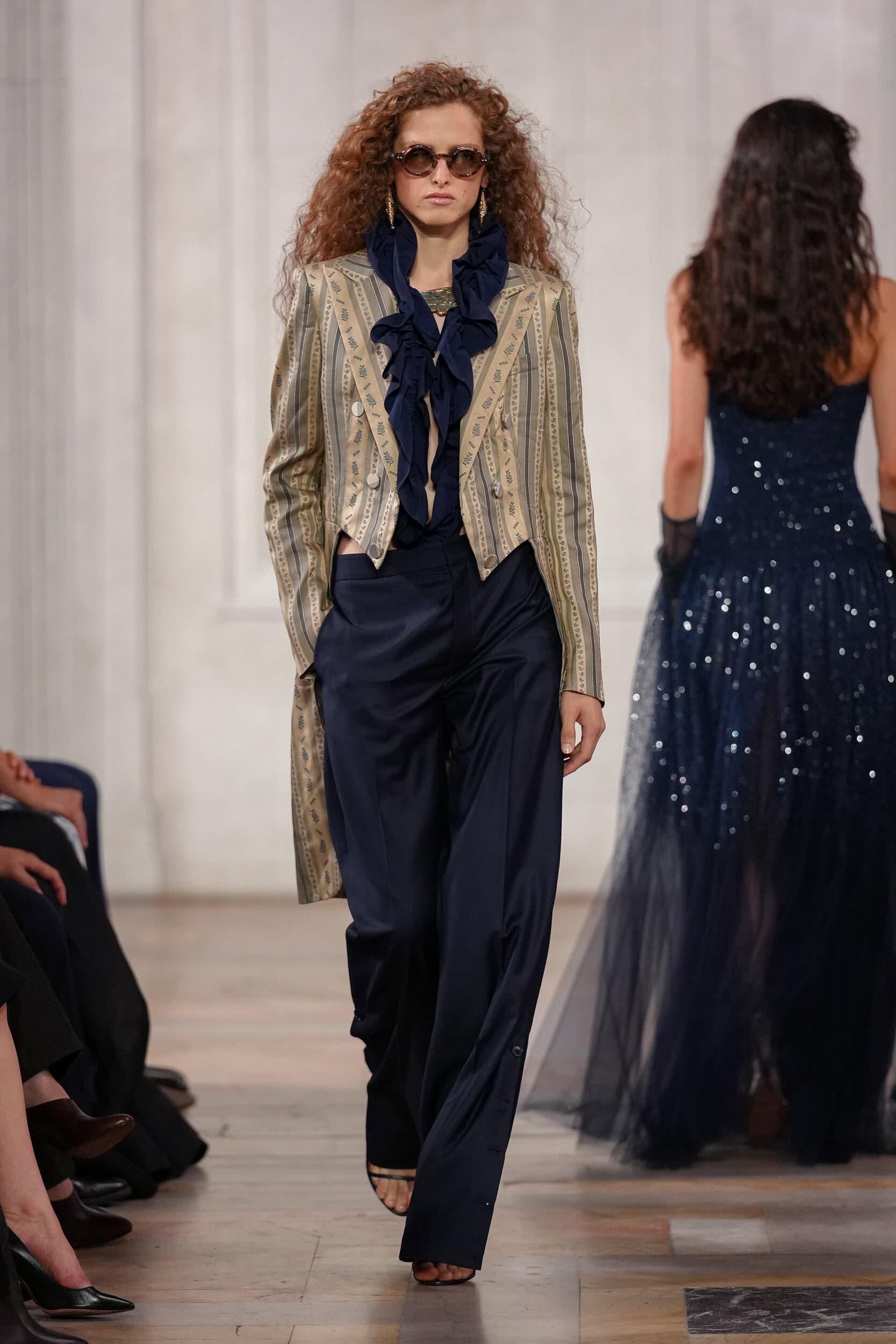 Hinh anh New York Fashion Week SS 2027: Khi xa xỉ hạ mình trước cơn bão lạm phát 2