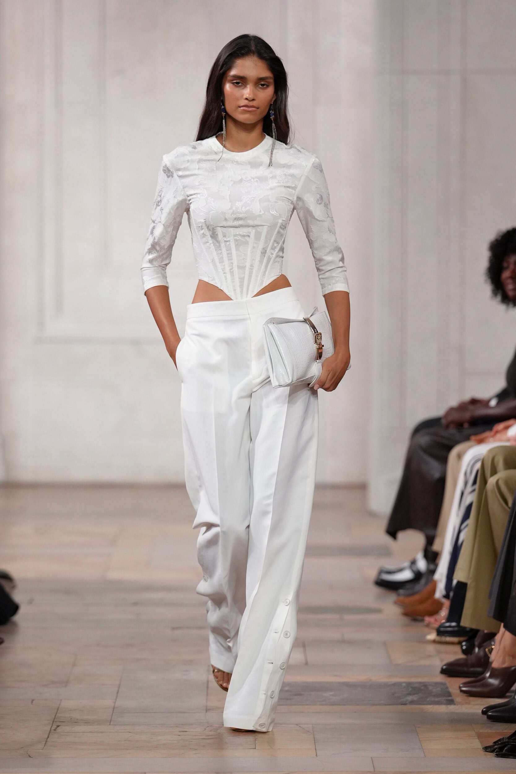 Hinh anh New York Fashion Week SS 2027: Khi xa xỉ hạ mình trước cơn bão lạm phát 1