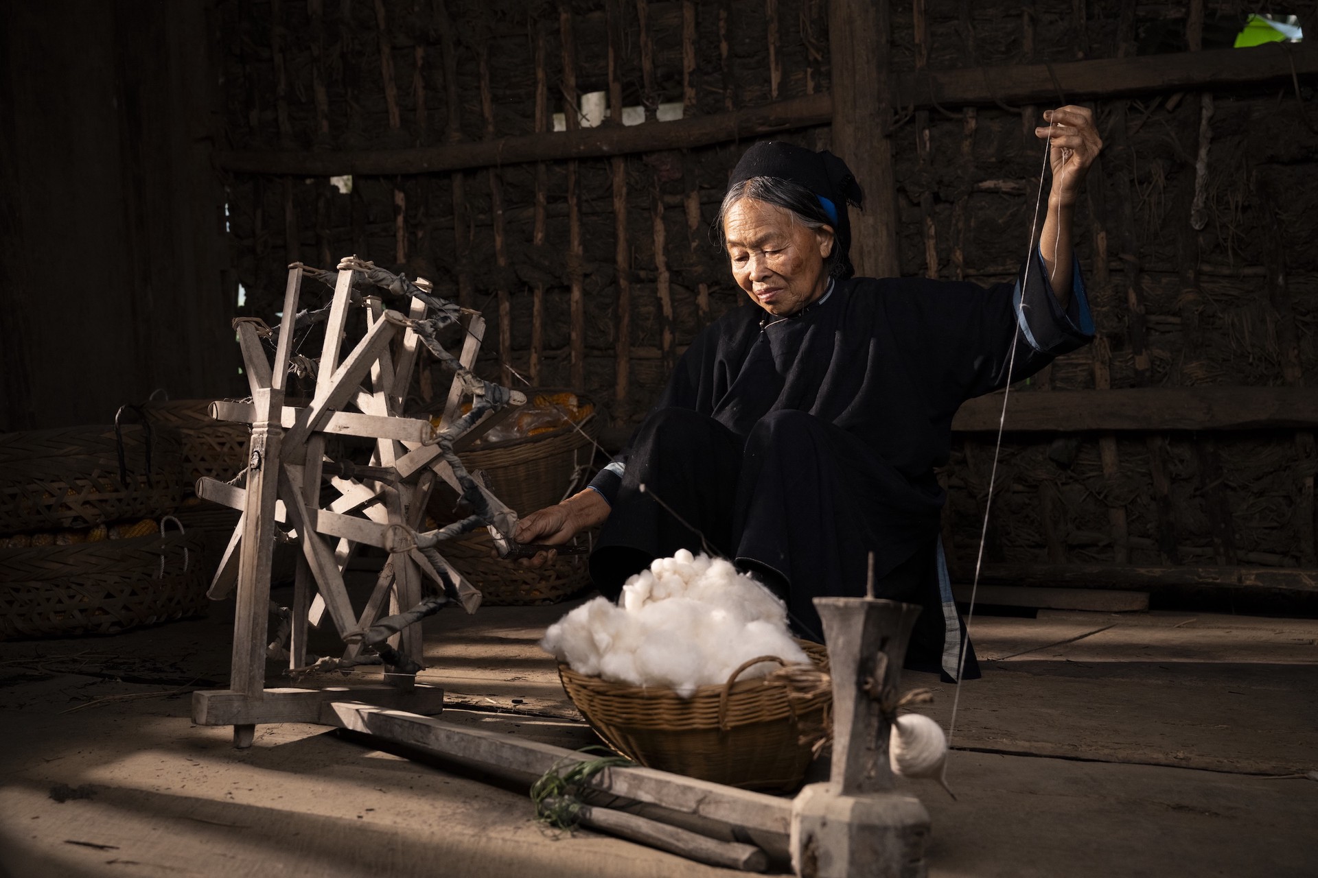 Hinh anh Thành phẩm cuối cùng là hai bộ tang phục của người nam và người nữ mà đội ngũ đã xin mượn từ người Nùng An, riêng bộ của người nam đã tồn tại được 100 năm nhờ vào kĩ thuật nhuộm chàm lành nghề. 3