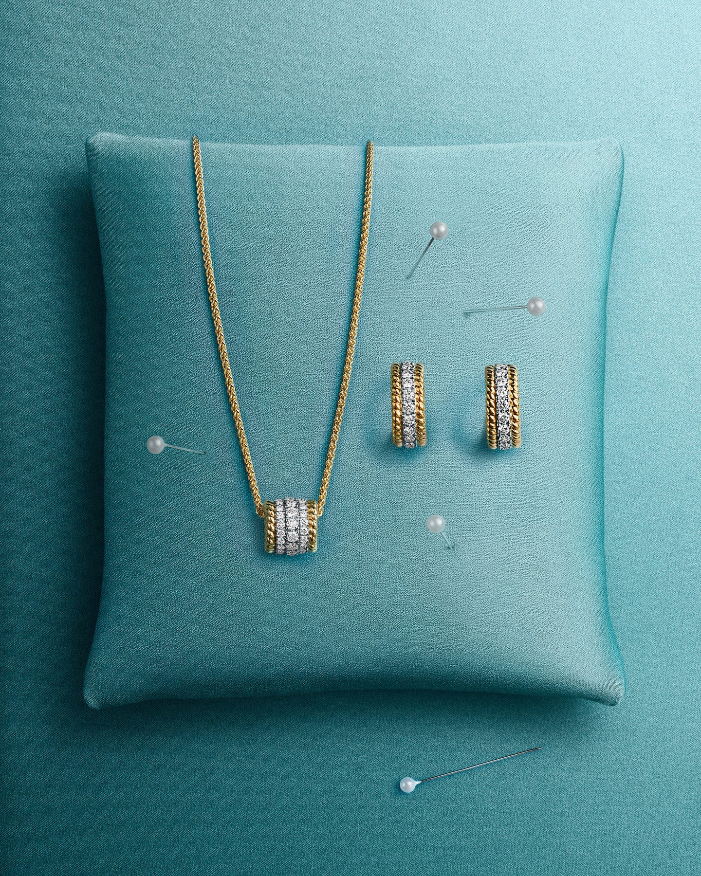 Hinh anh Đóa hoa đá quý bung nở trên cổ tay từ Tiffany & Co. 1