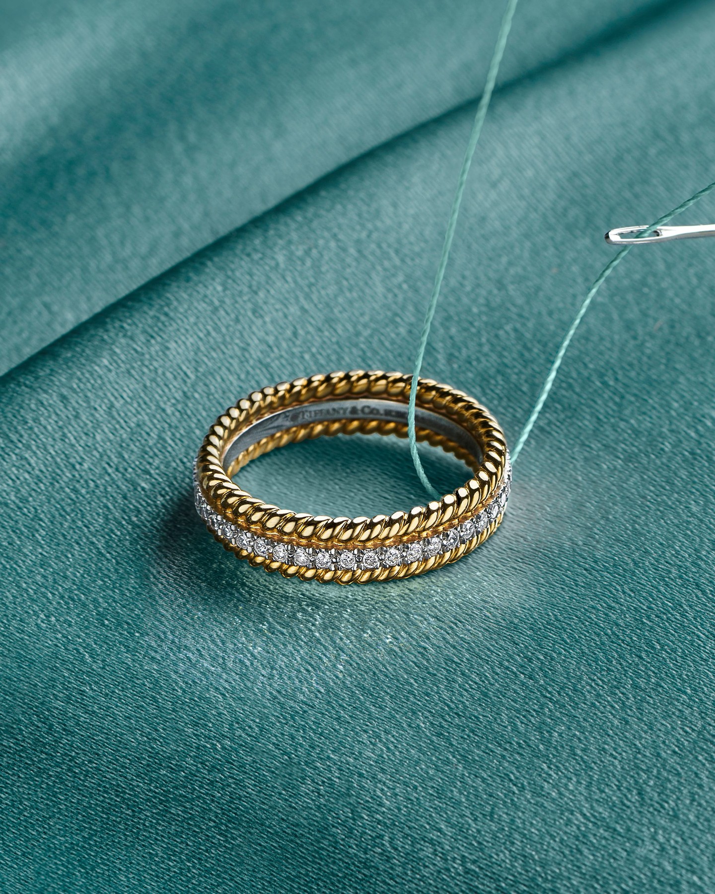 Hinh anh Đóa hoa đá quý bung nở trên cổ tay từ Tiffany & Co. 2