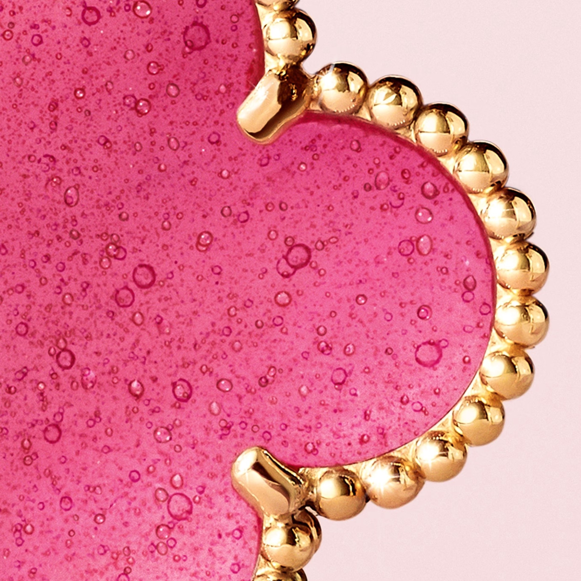 Hinh anh Van Cleef & Arpels “phủ hồng” di sản Alhambra 4