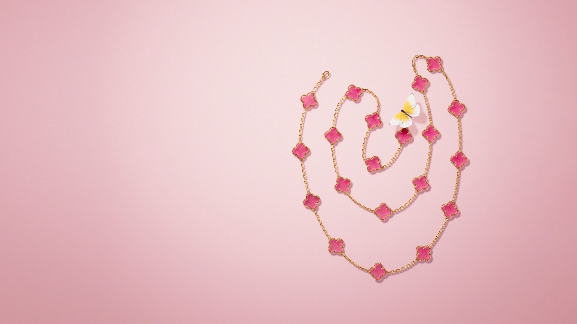 Hinh anh Van Cleef & Arpels “phủ hồng” di sản Alhambra 1