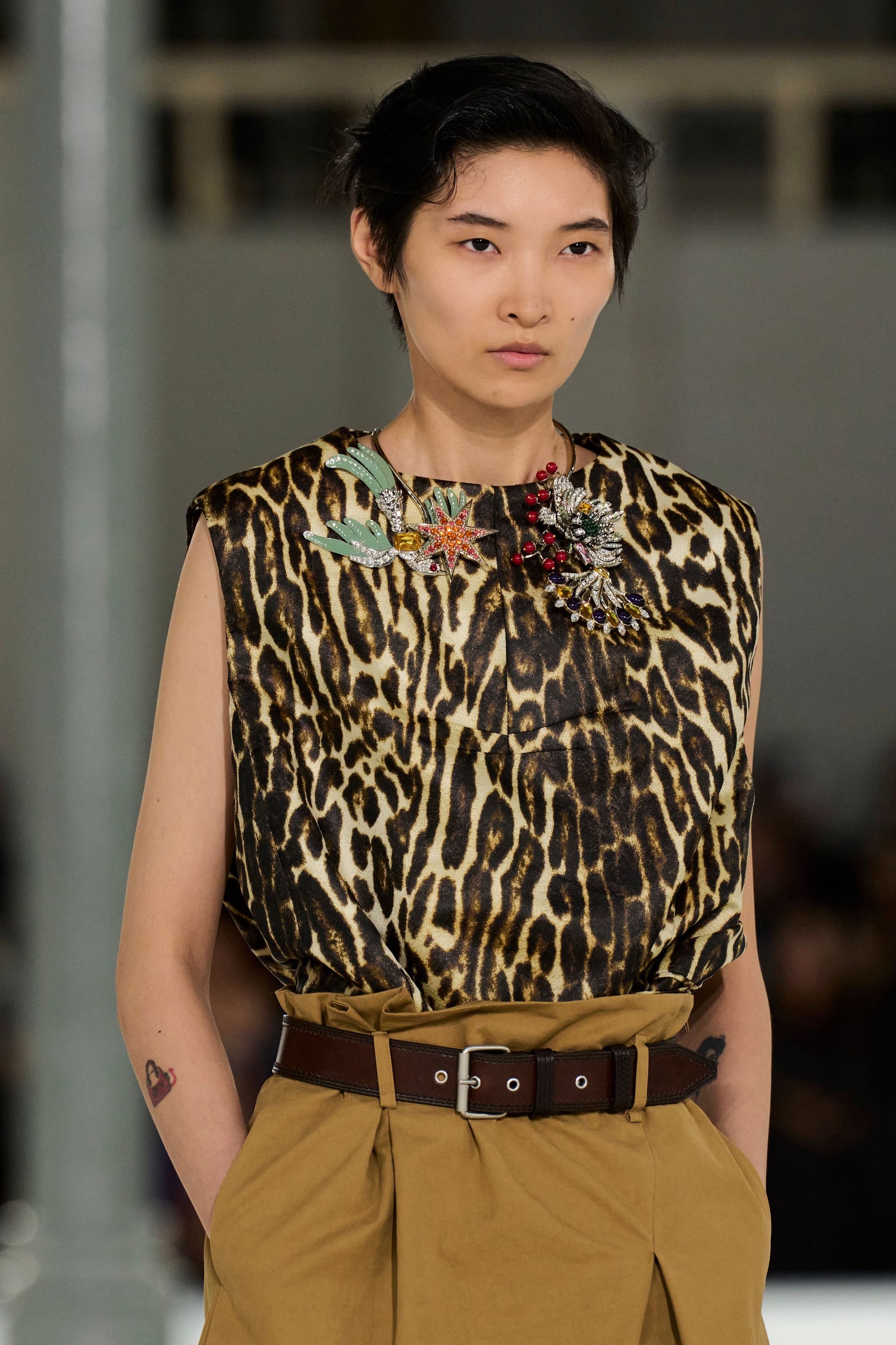 Hinh anh Dries Van Noten Xuân Hè 2027: “Nữ minh tinh” toả sáng trên đường phố 33