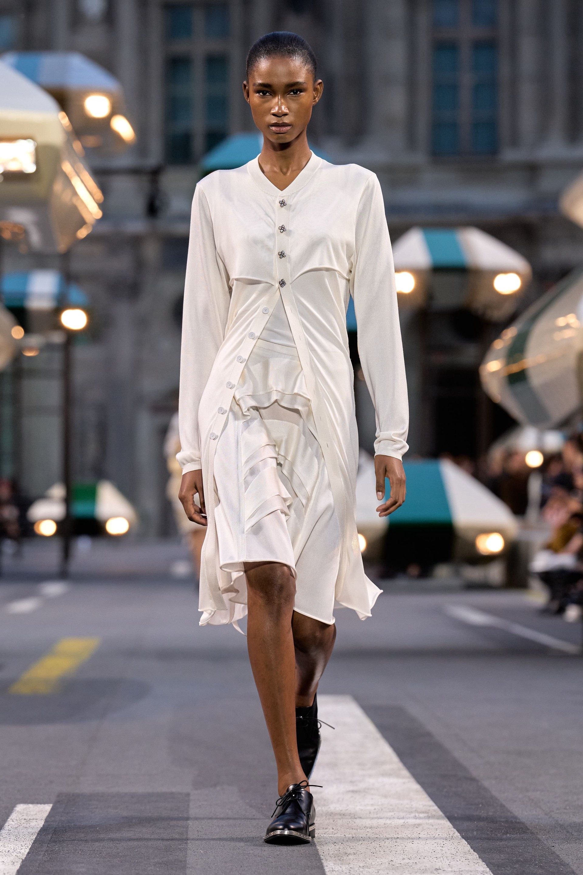 Hinh anh Louis Vuitton Spring/Summer 2027: Quá khứ, hiện tại và tương lai sóng bước trên đại lộ thời gian 9