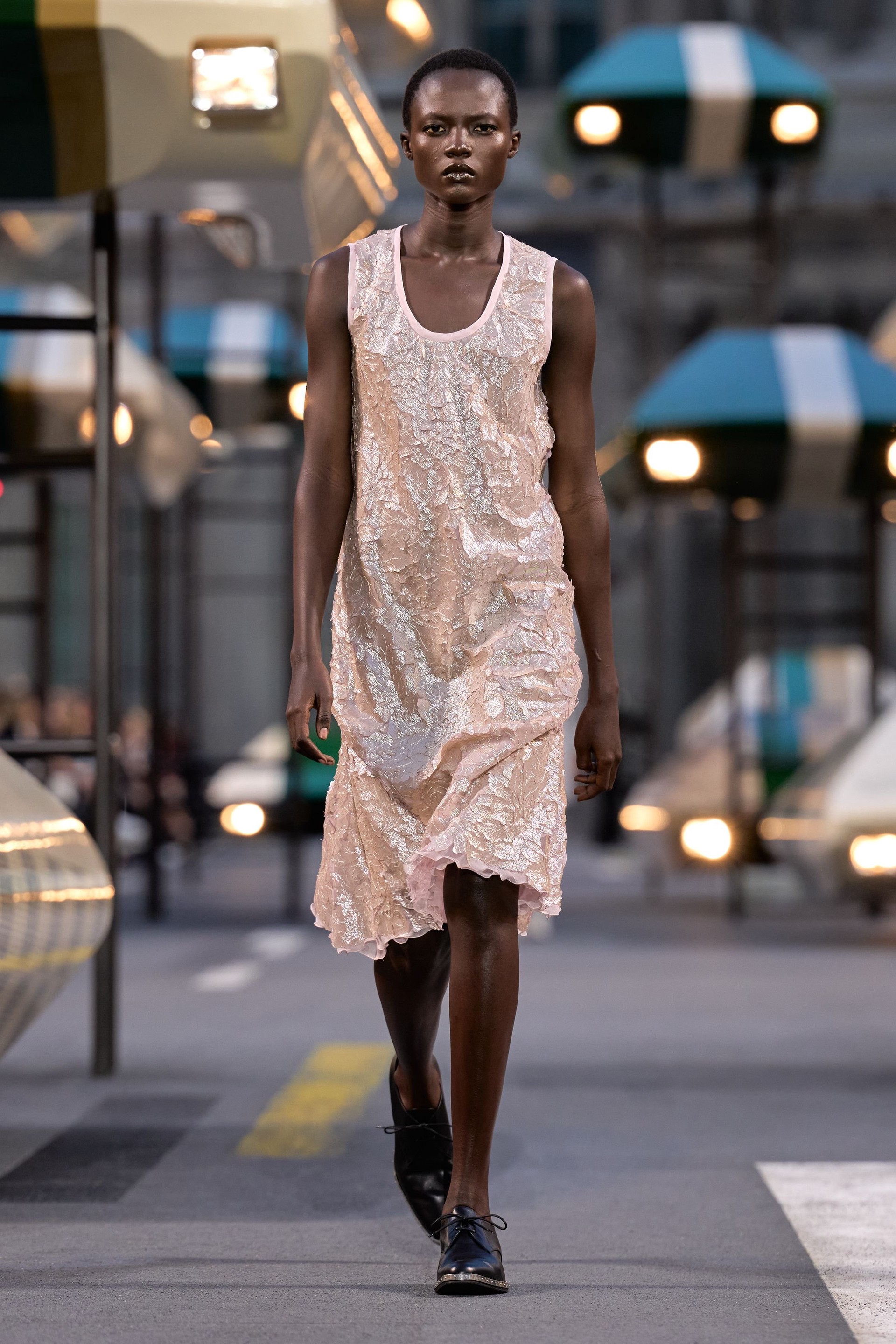 Hinh anh Louis Vuitton Spring/Summer 2027: Quá khứ, hiện tại và tương lai sóng bước trên đại lộ thời gian 27