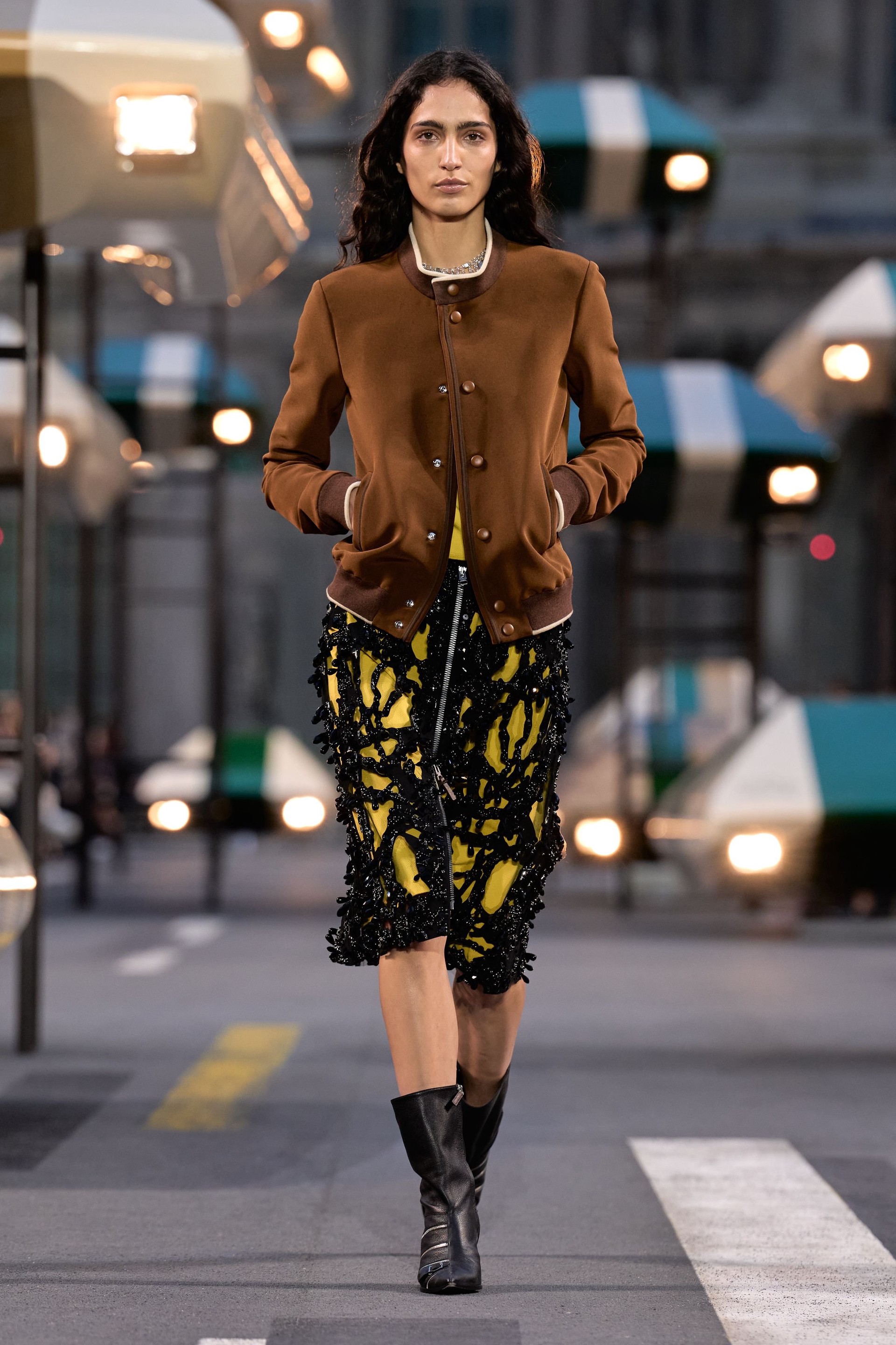 Hinh anh Louis Vuitton Spring/Summer 2027: Quá khứ, hiện tại và tương lai sóng bước trên đại lộ thời gian 19