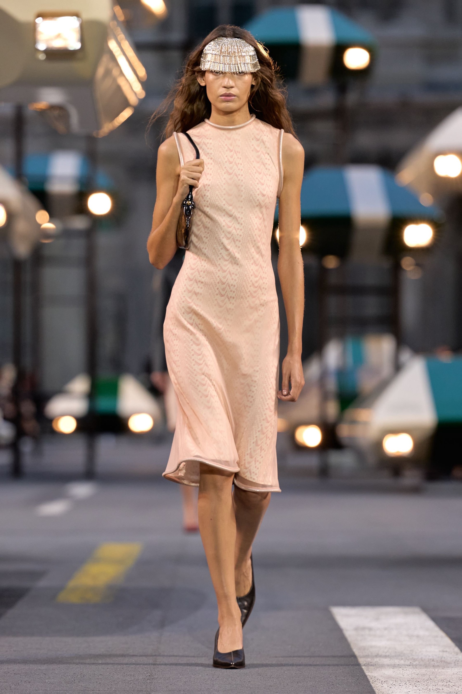 Hinh anh Louis Vuitton Spring/Summer 2027: Quá khứ, hiện tại và tương lai sóng bước trên đại lộ thời gian 36