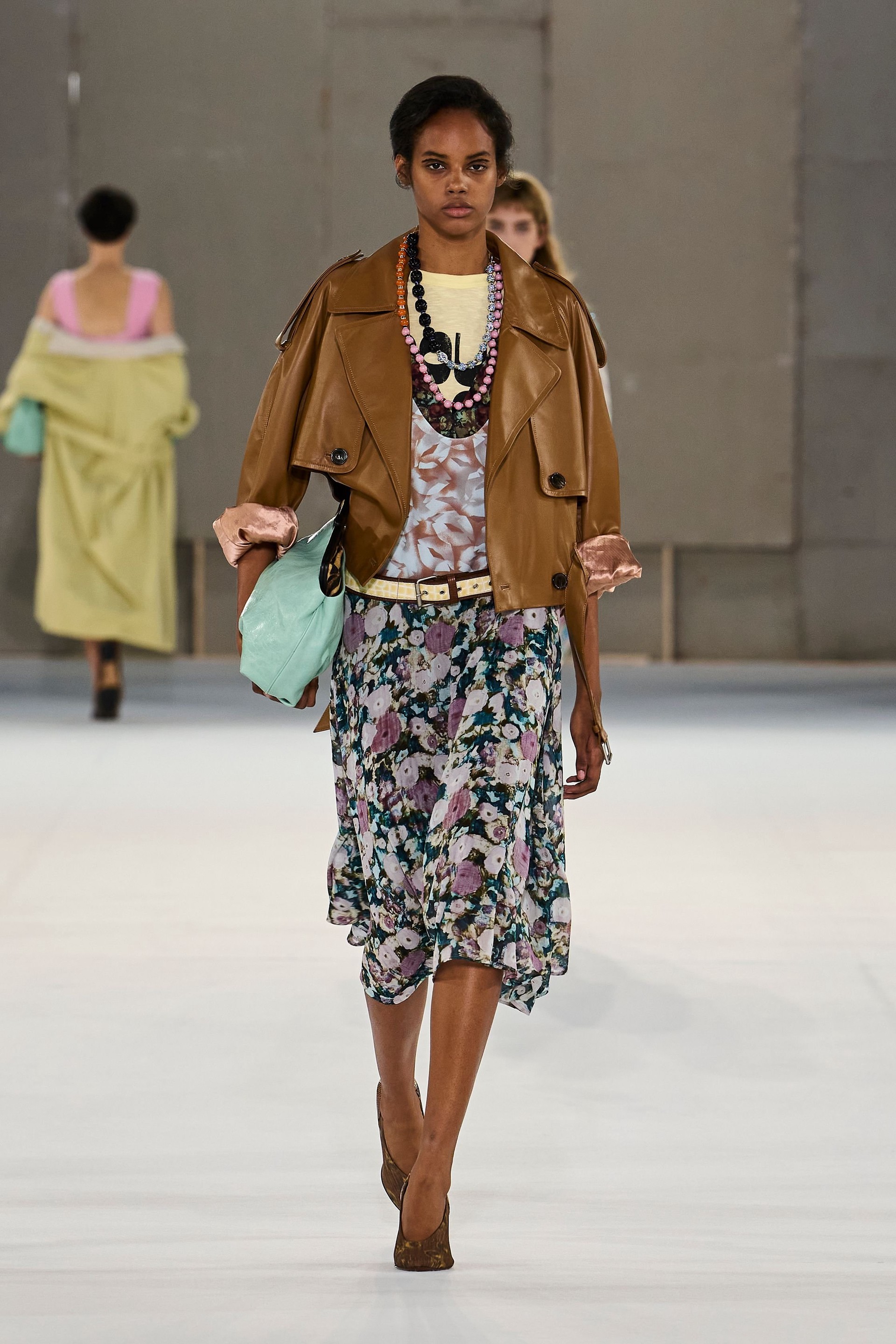 Hinh anh Dries Van Noten Xuân Hè 2027: “Nữ minh tinh” toả sáng trên đường phố 26