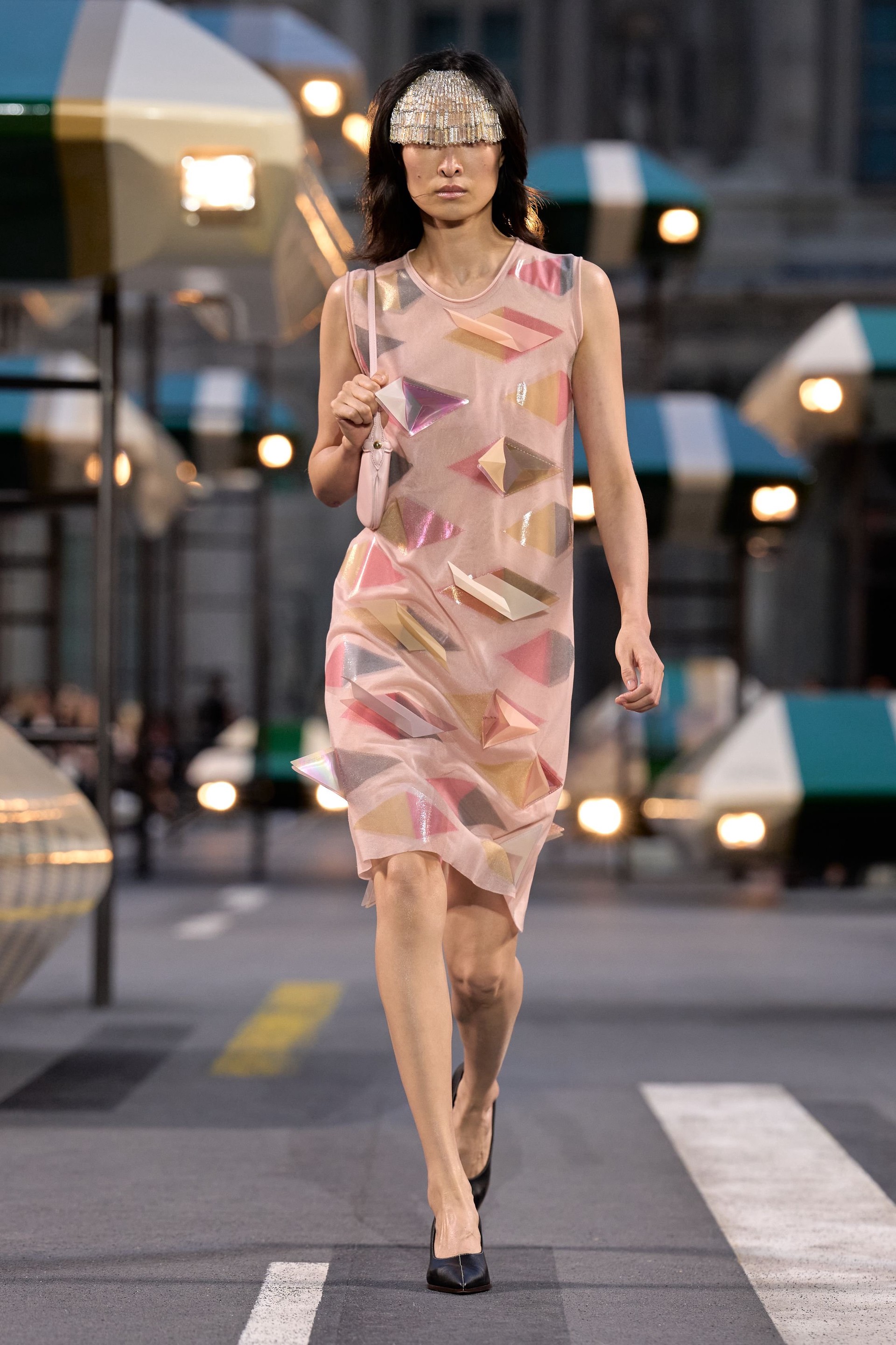 Hinh anh Louis Vuitton Spring/Summer 2027: Quá khứ, hiện tại và tương lai sóng bước trên đại lộ thời gian 39